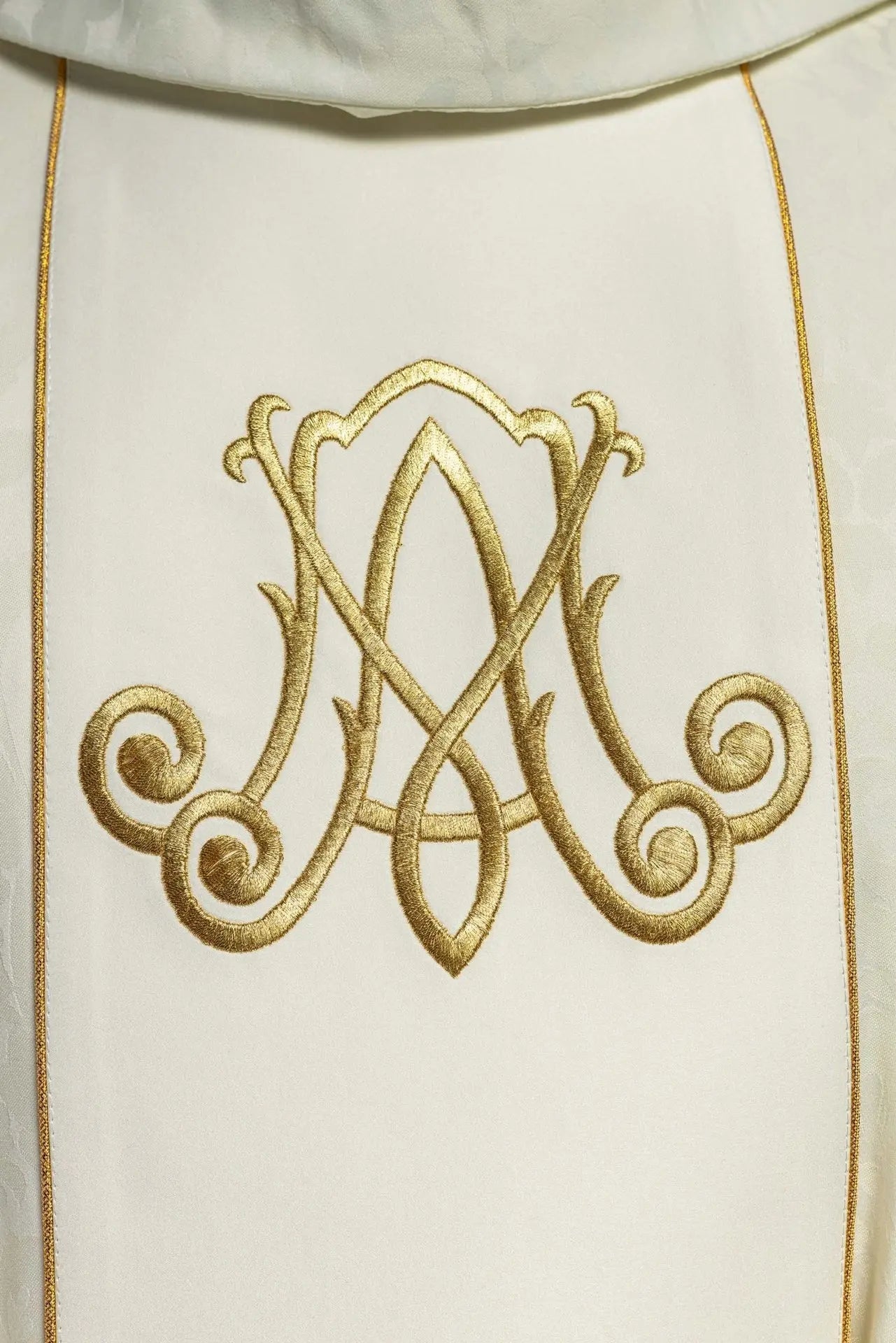 Chasuble liturgique mariale avec lys brodés