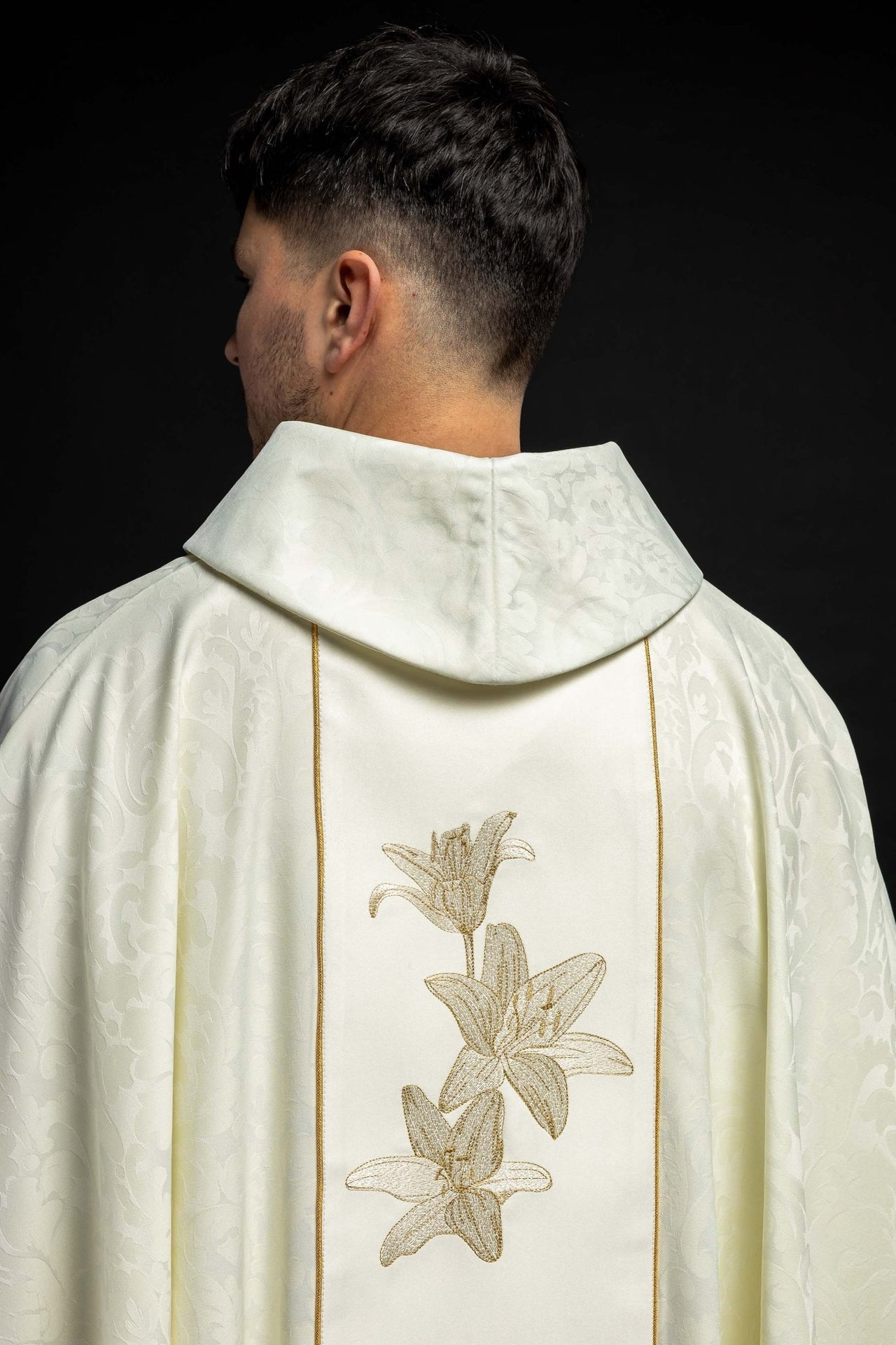 Maryjny Ornat liturgiczny z haftowanymi liliami