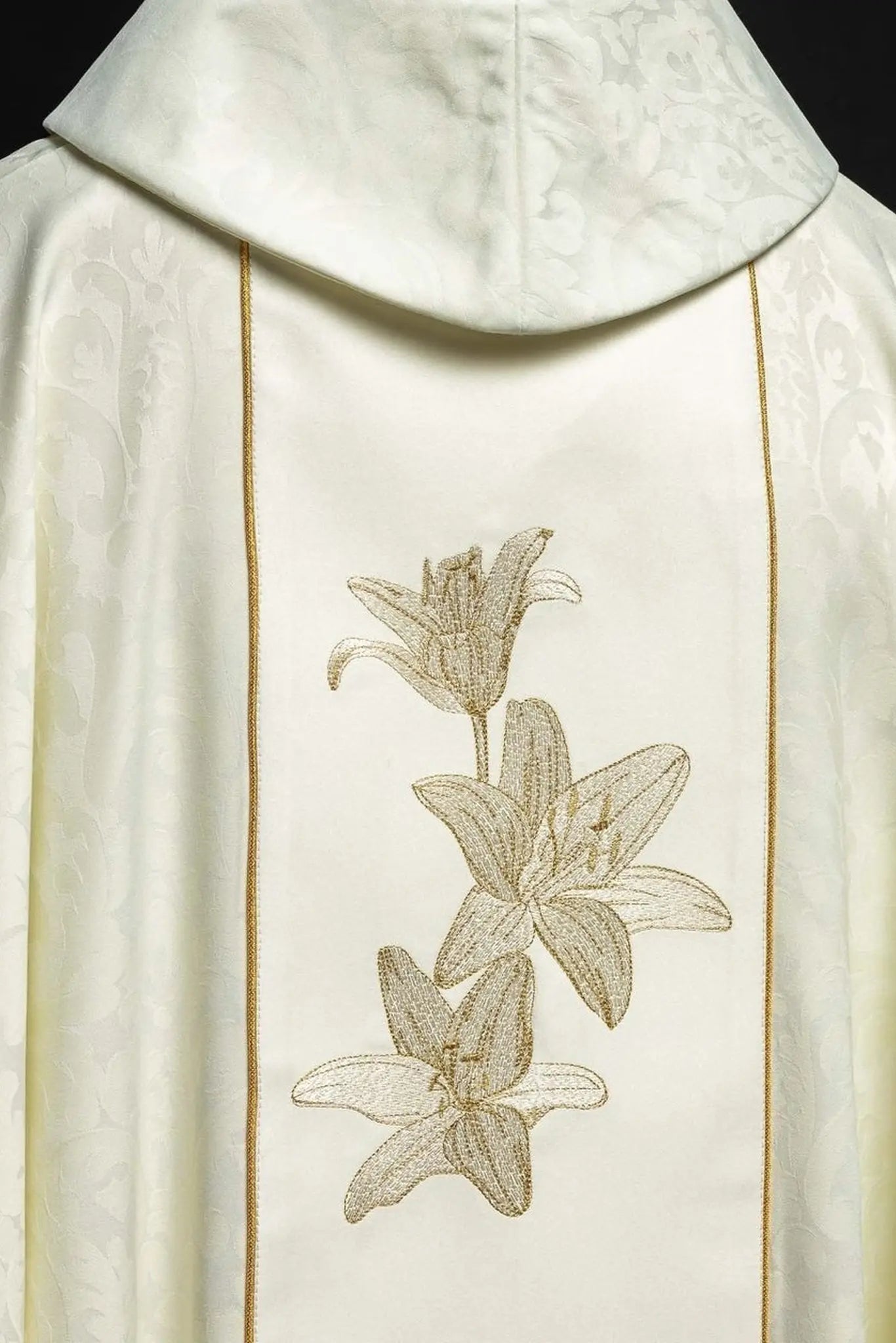 Chasuble liturgique mariale avec lys brodés