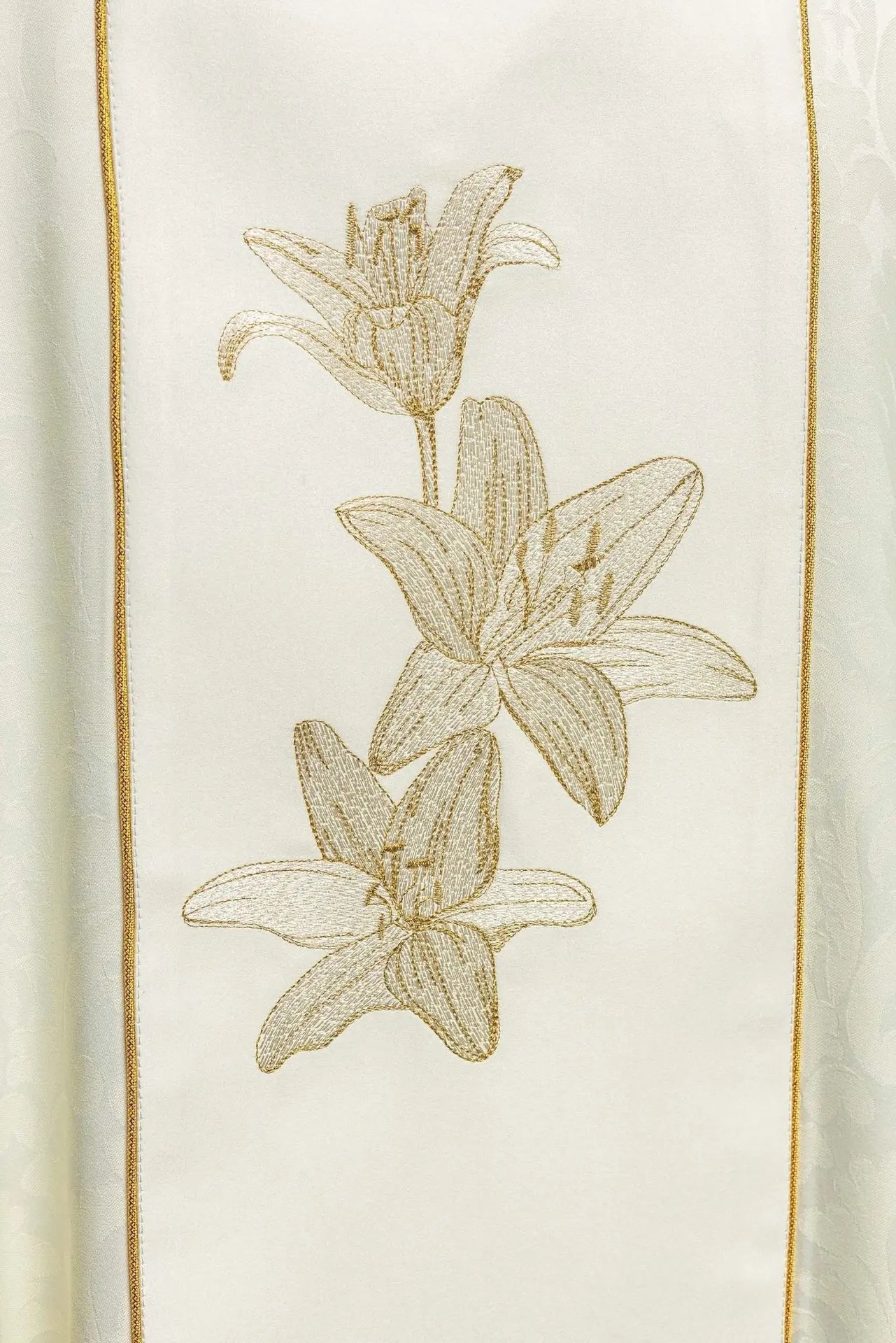 Chasuble liturgique mariale avec lys brodés