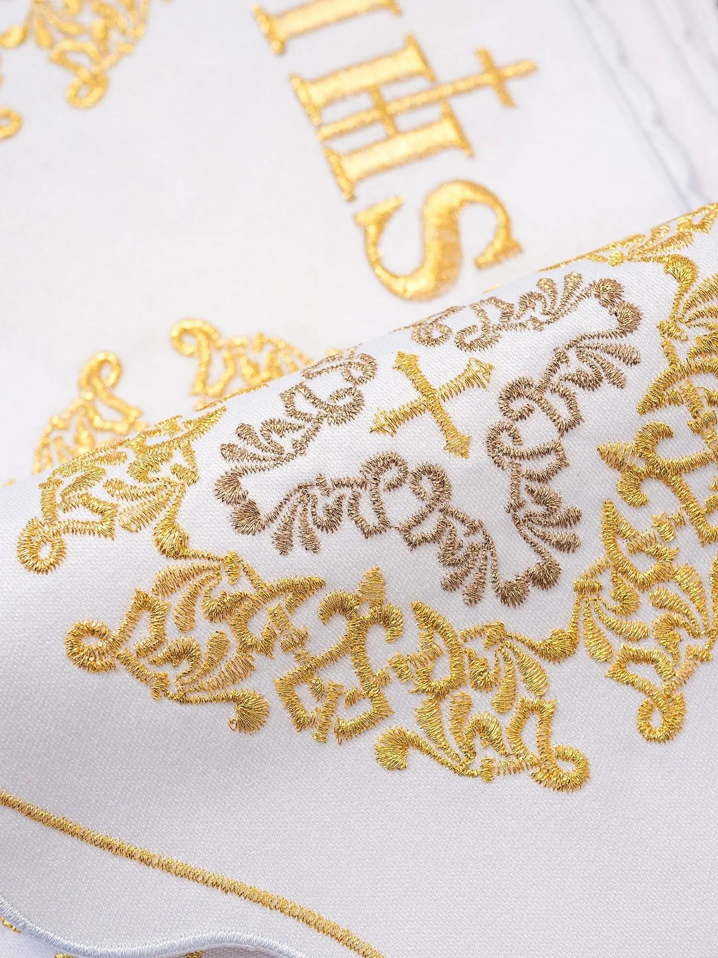 Mètre avec broderie frontale Croix IHS et rosette Blanche