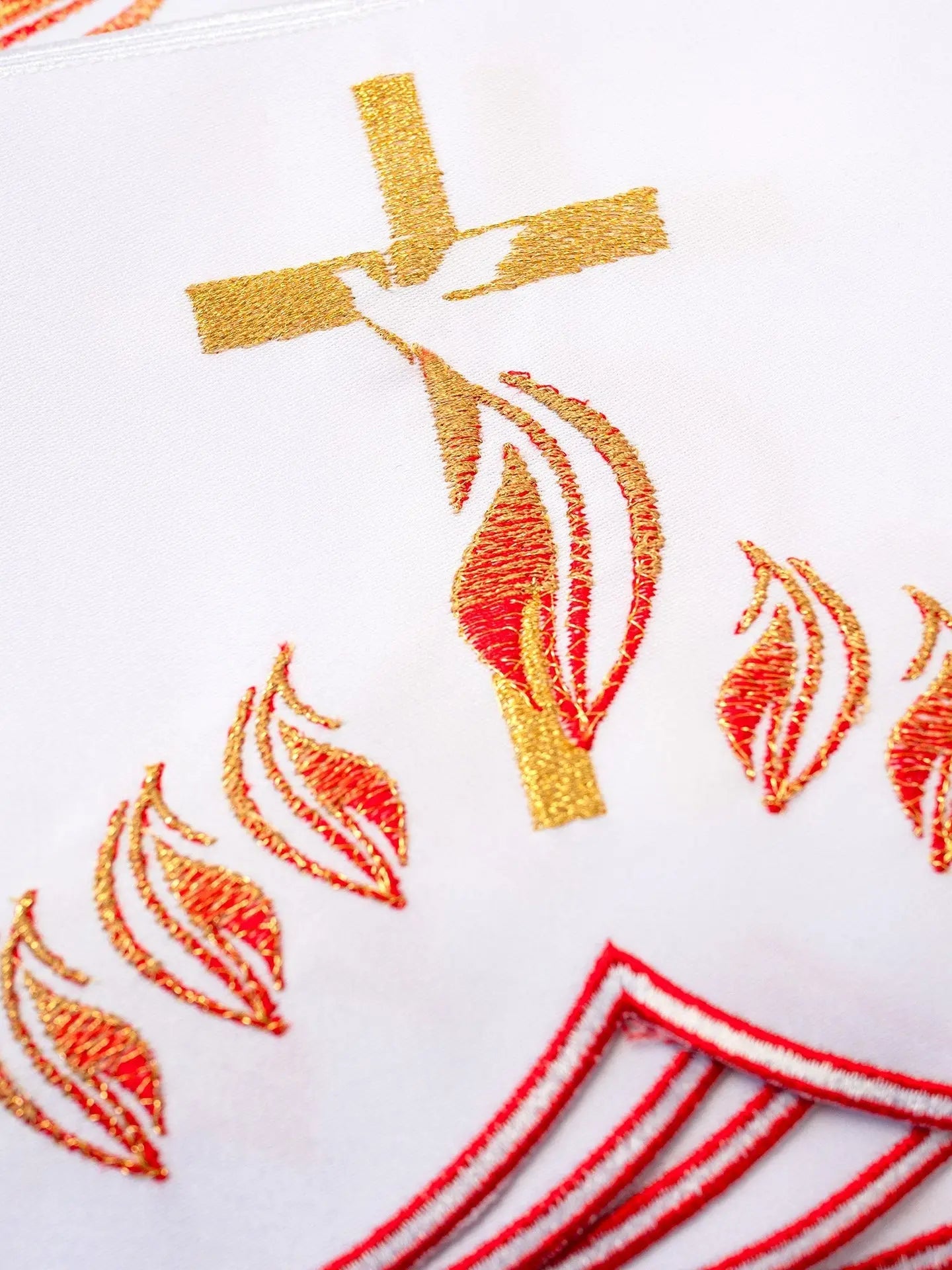 Croix brodée à l'avant avec flammes blanche