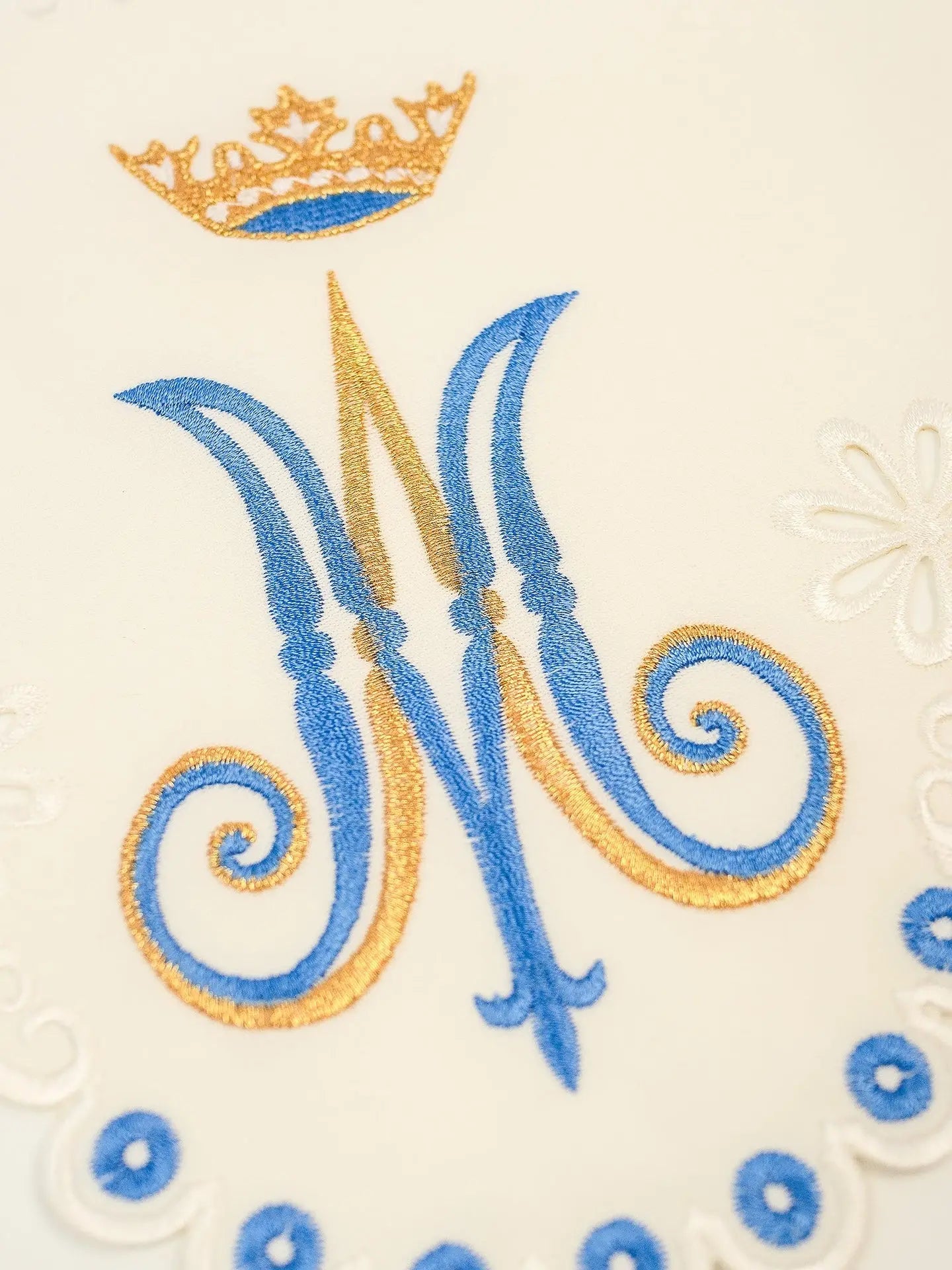 Mètre avec broderie frontale avec motif marial