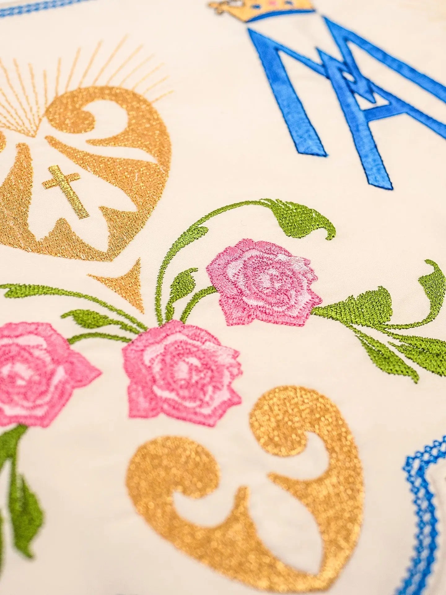 Mètre avec broderie avant avec motif marial écru