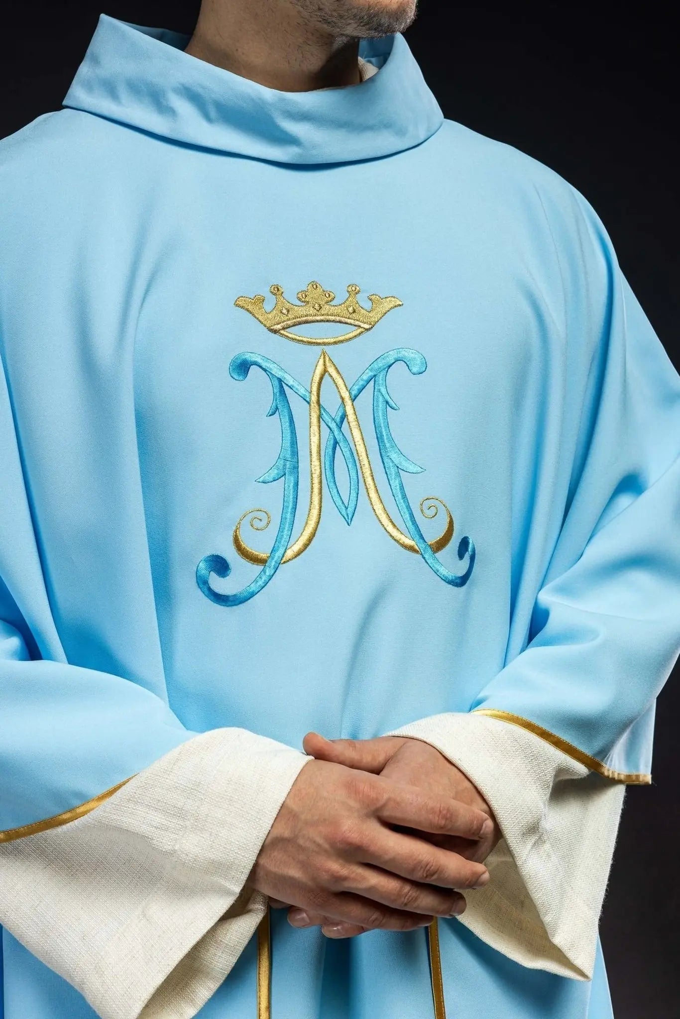 Chasuble bleue brodée avec motif marial