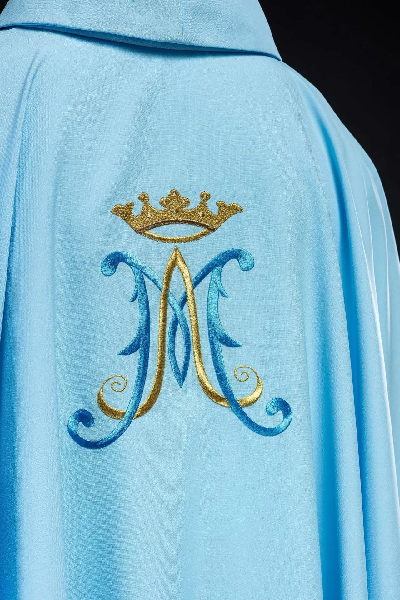 Chasuble bleue brodée avec motif marial
