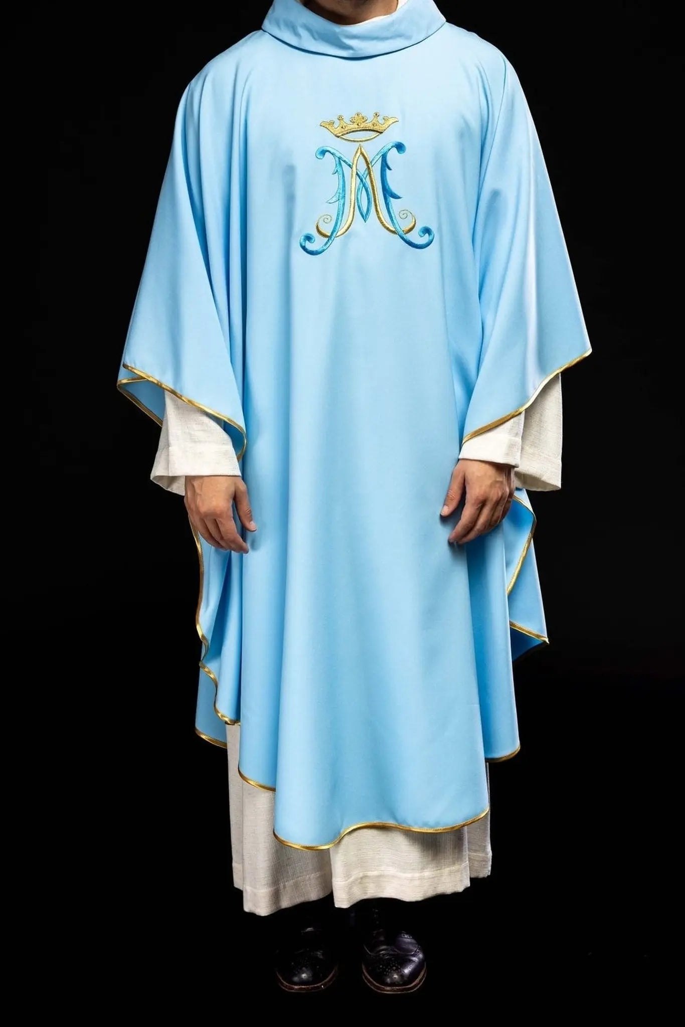 Chasuble bleue brodée avec motif marial