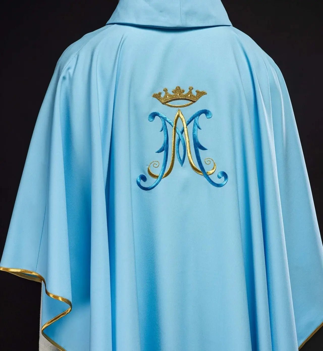 Chasuble bleue brodée avec motif marial