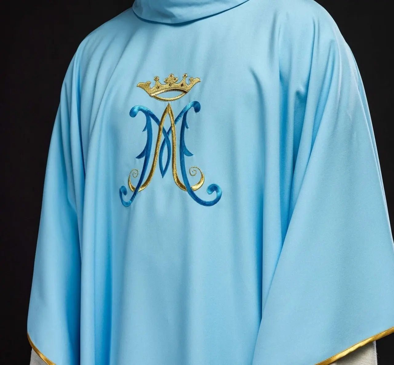 Chasuble bleue brodée avec motif marial