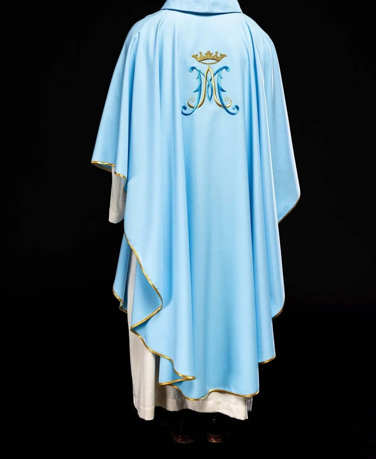 Chasuble bleue brodée avec motif marial