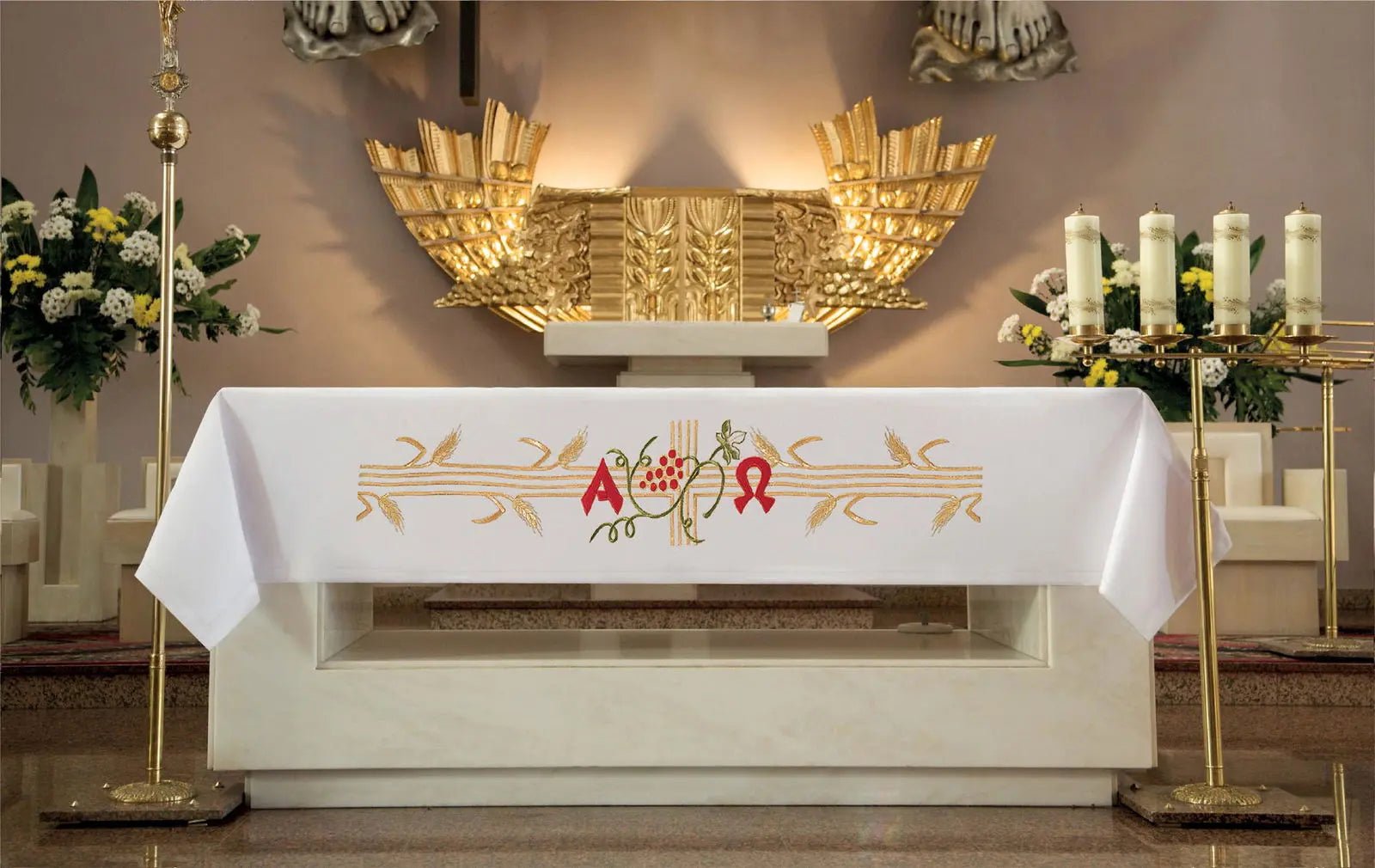 Nappe d'autel avec broderie avant rouge et or Alpha et Omega