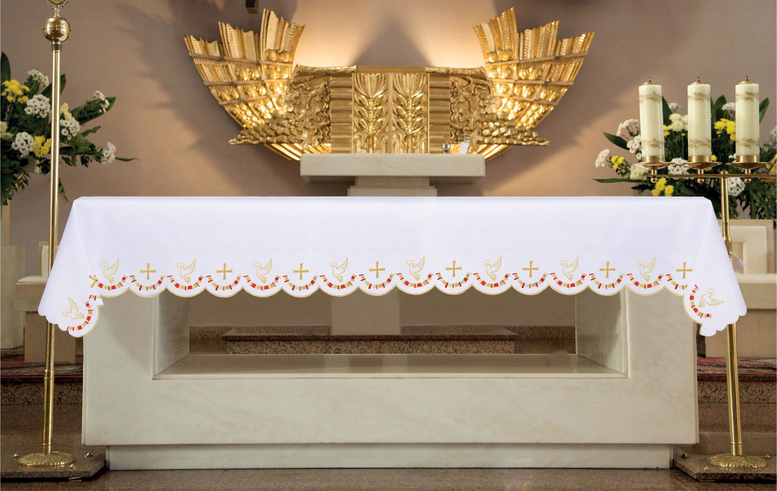 Obrus ołtarzowy z haftem czołowym z motywem krzyża i Ducha Świętego