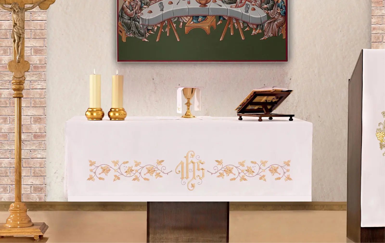 Nappe d'autel avec broderie avant IHS dorée