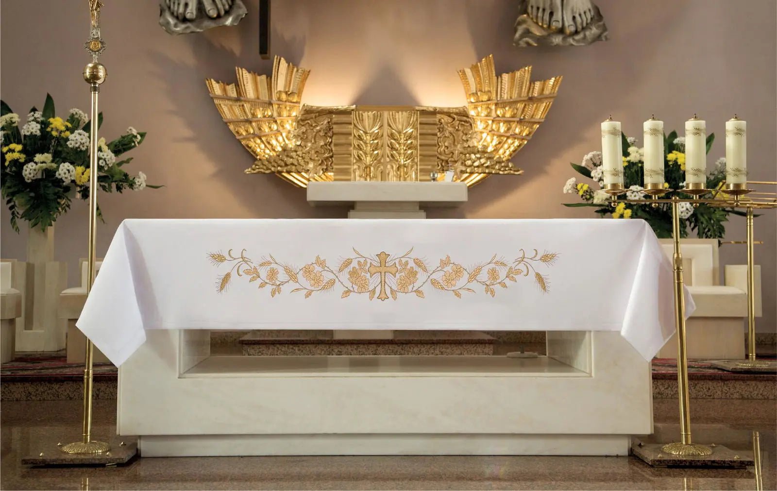 Nappe d'autel avec broderie avant dorée Croix et Pointes