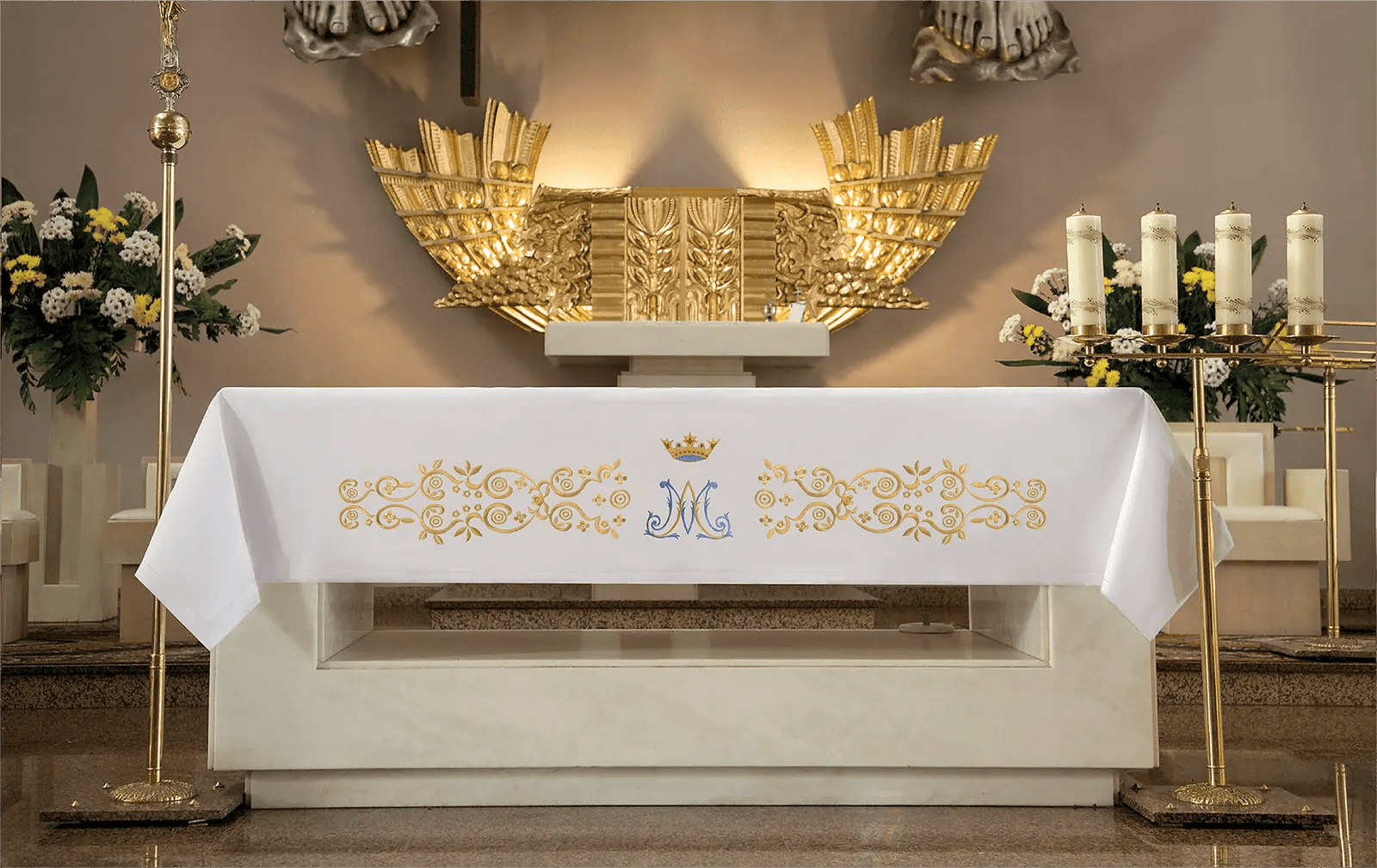 Nappe d'autel avec broderie avant dorée avec motif marial