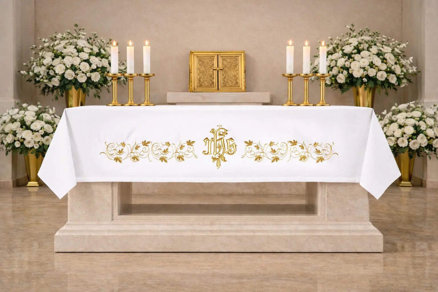 Nappe d'autel avec broderie IHS dorée
