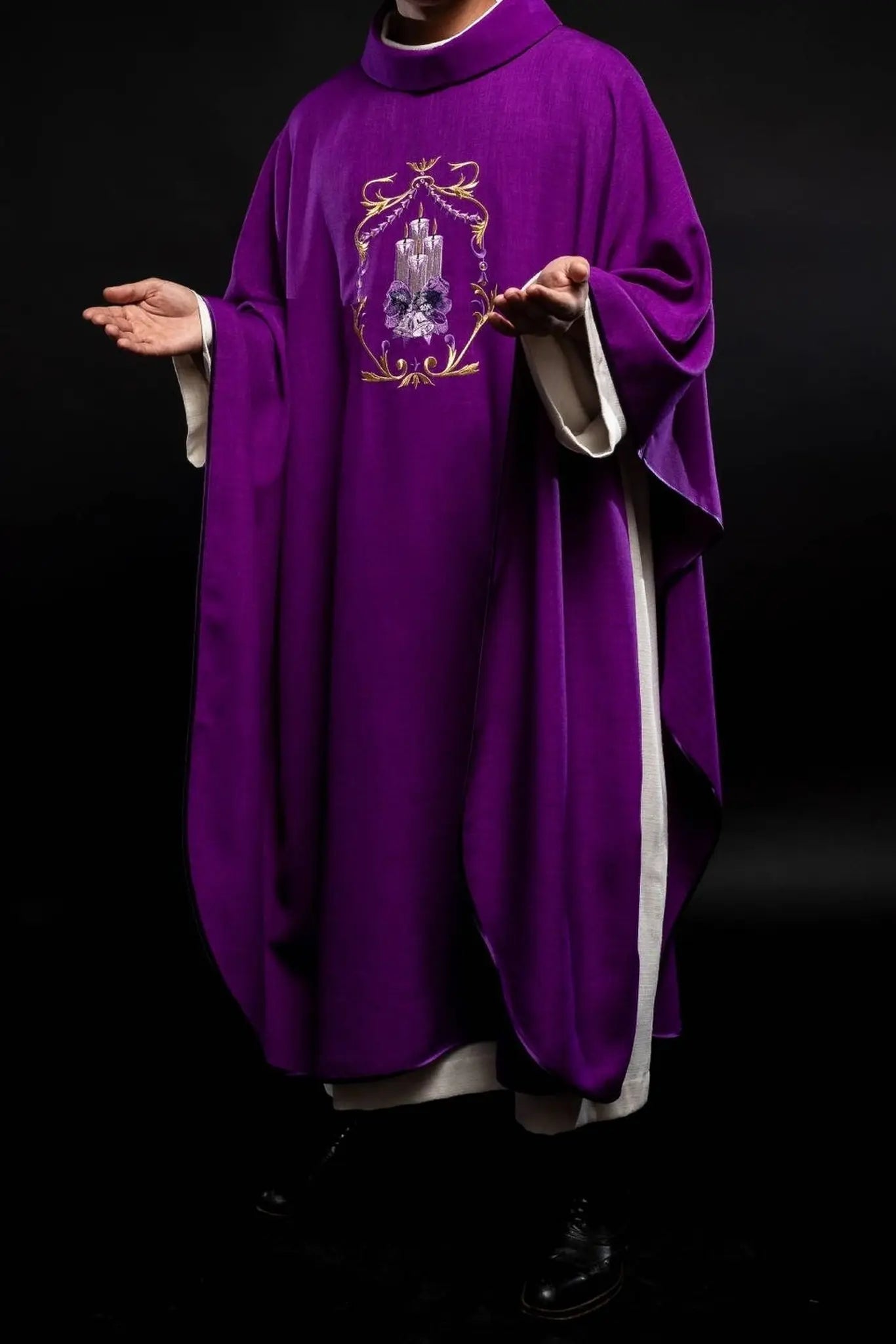 Chasuble de l'Avent avec broderie de bougie