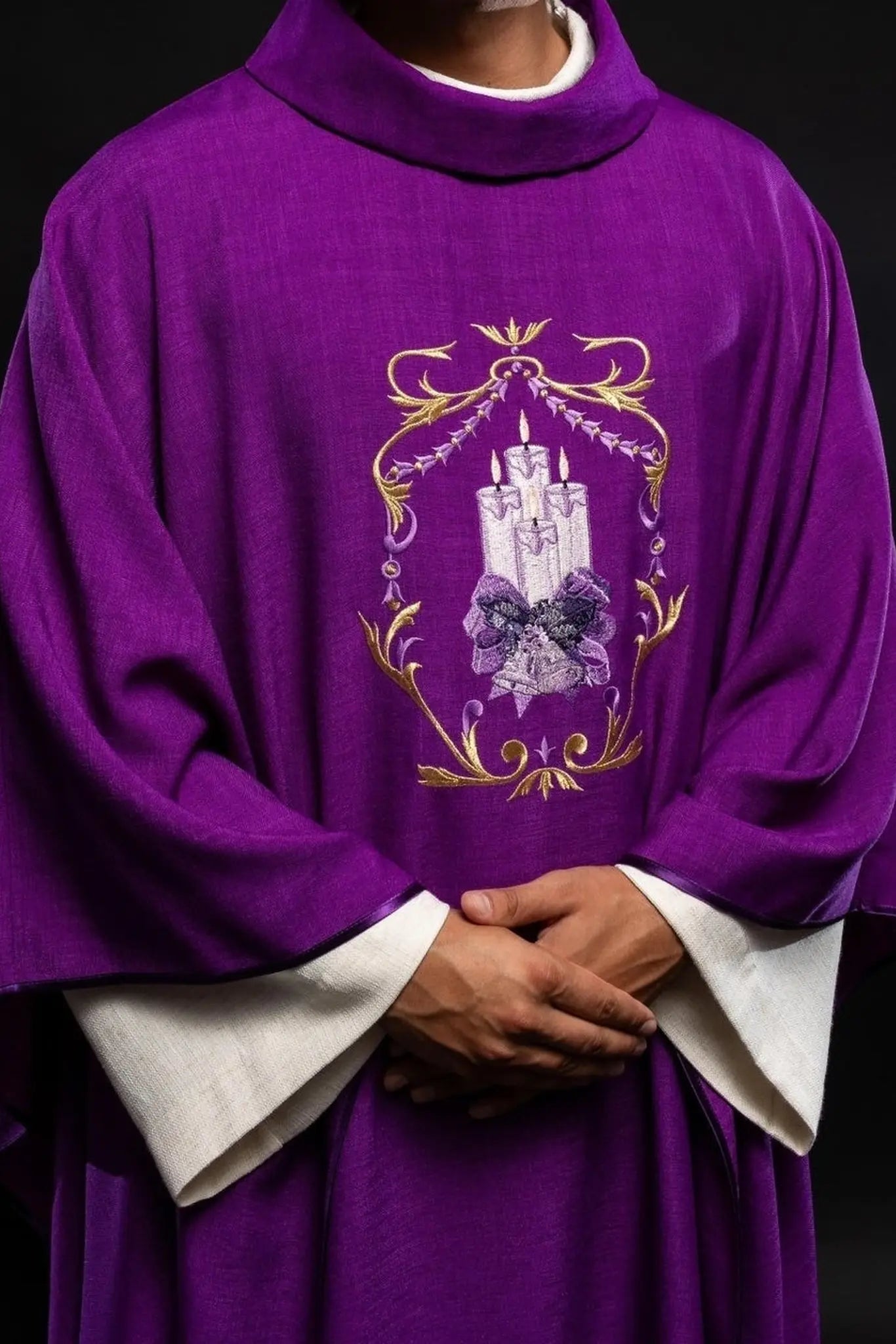 Chasuble de l'Avent avec broderie de bougie