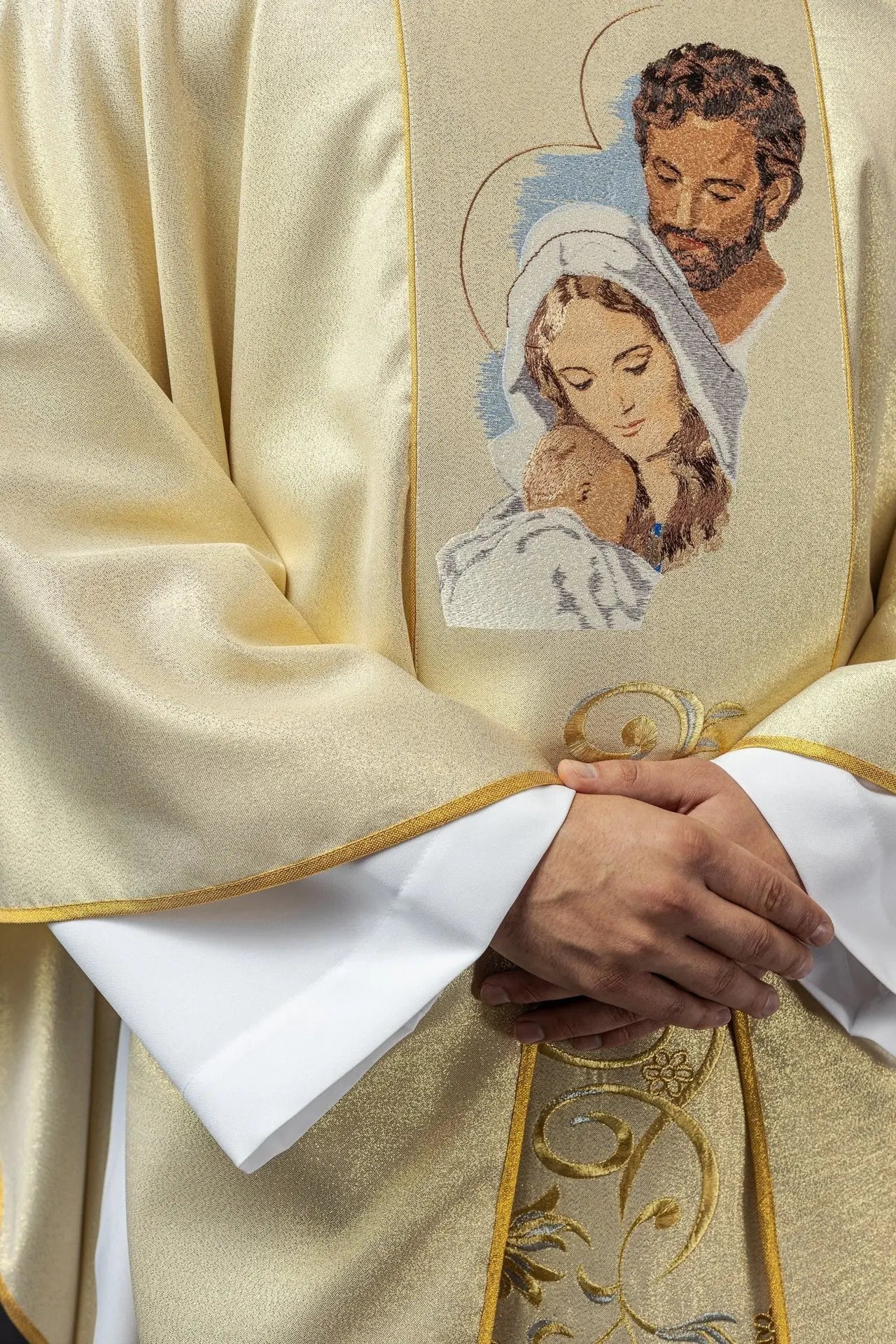 Chasuble scintillante avec l'image de la Sainte Famille