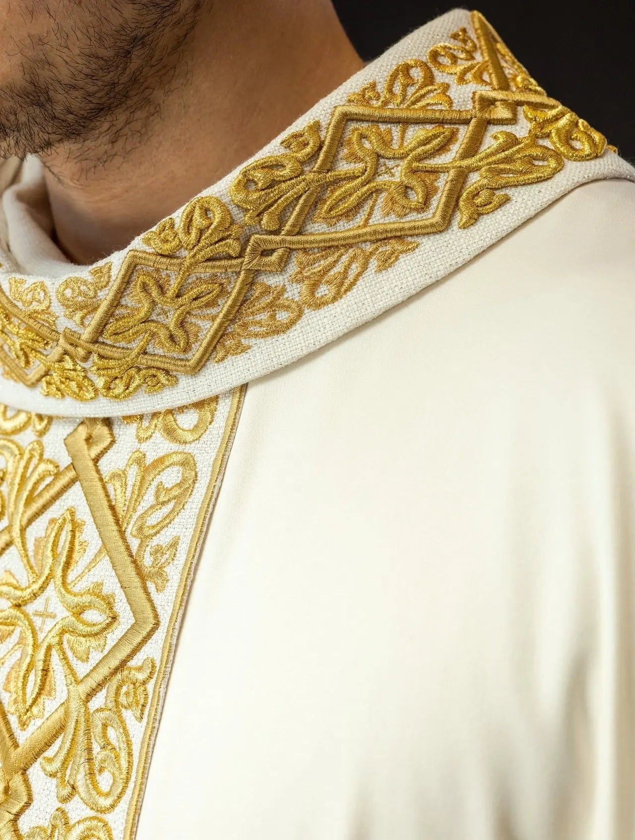 Chasuble richement brodée motif floral avec croix Écru
