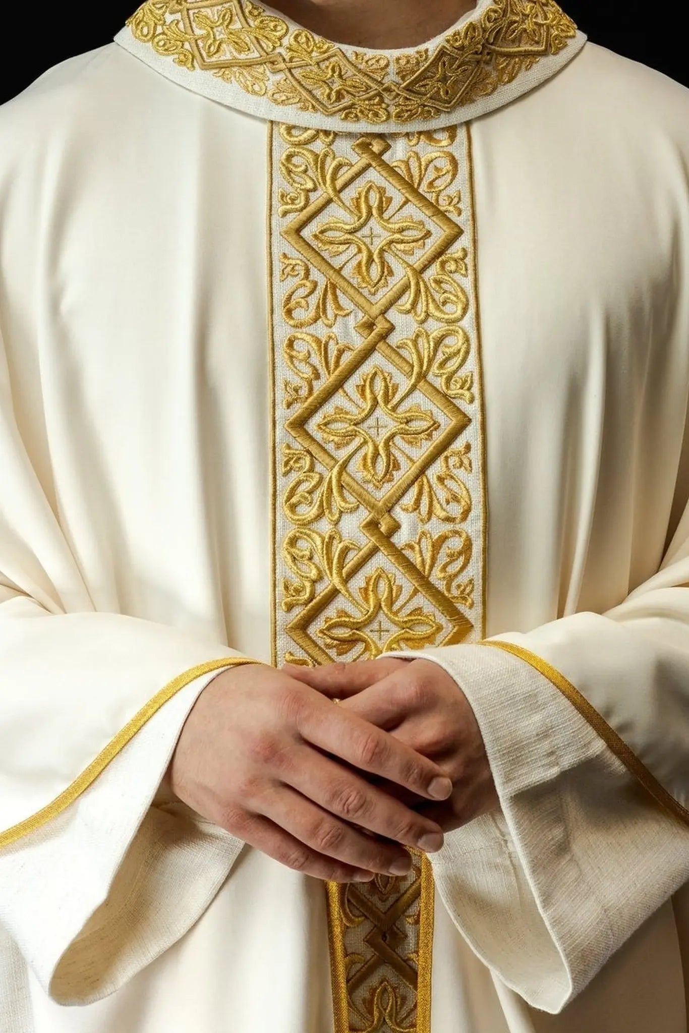 Chasuble richement brodée motif floral avec croix Écru