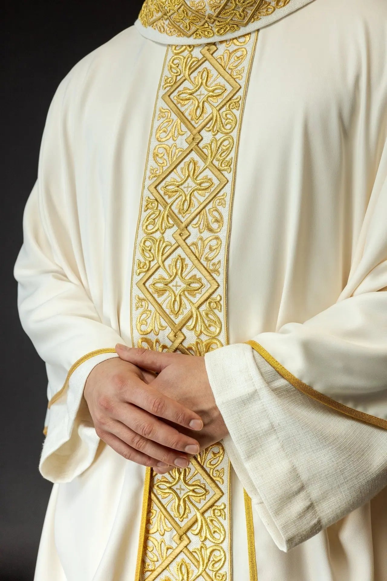 Chasuble richement brodée motif floral avec croix Écru