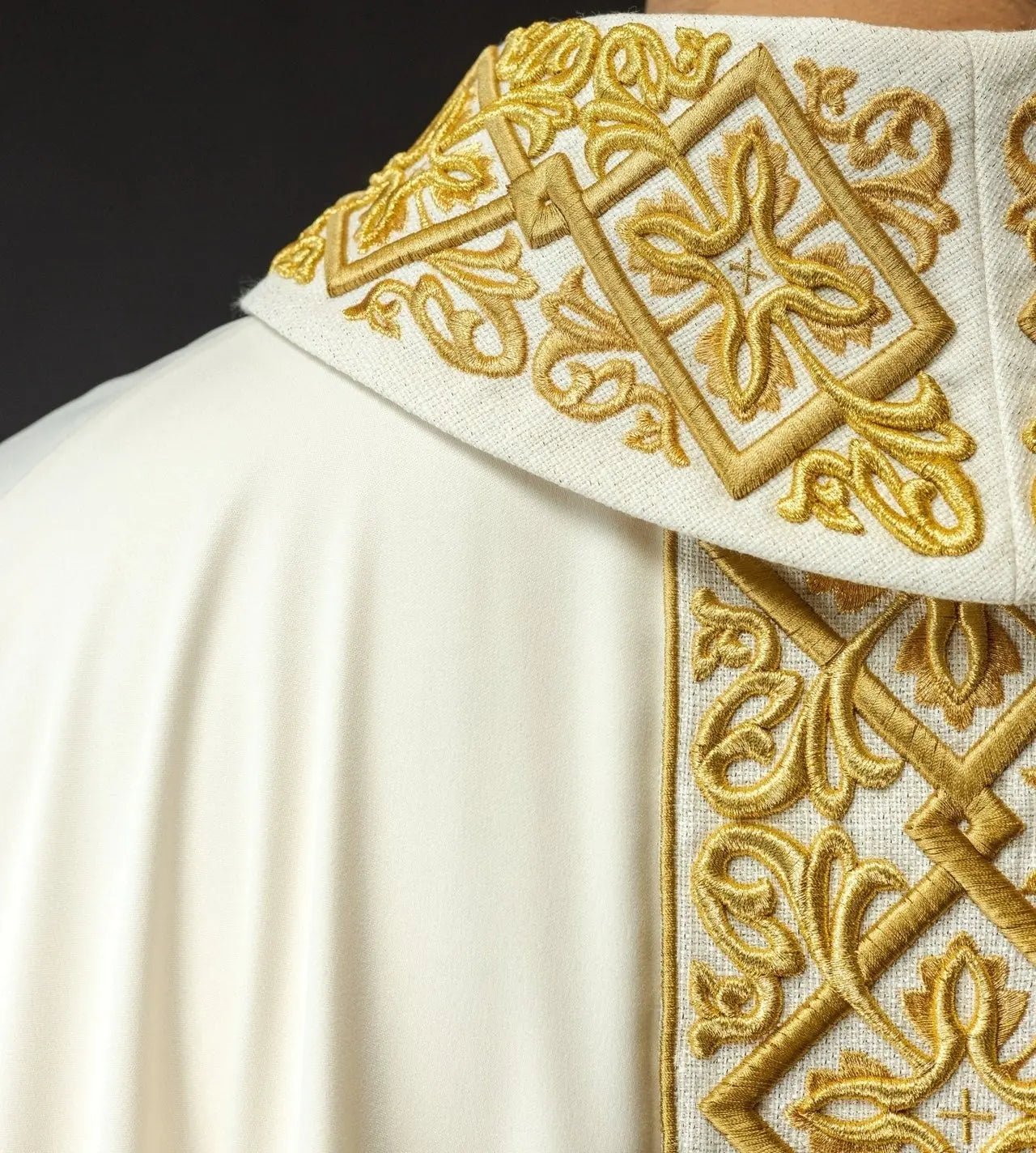 Chasuble richement brodée motif floral avec croix Écru