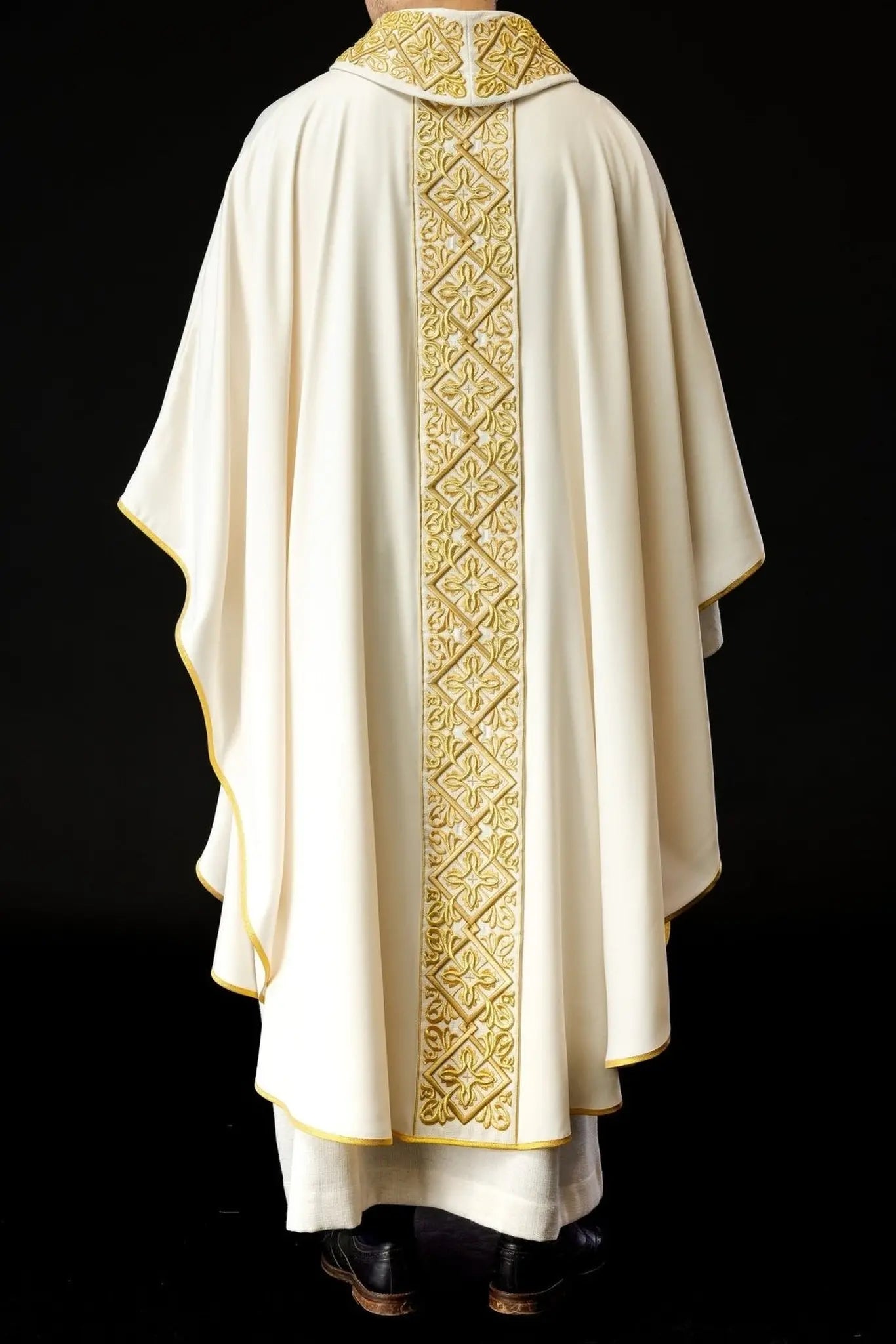 Chasuble richement brodée motif floral avec croix Écru