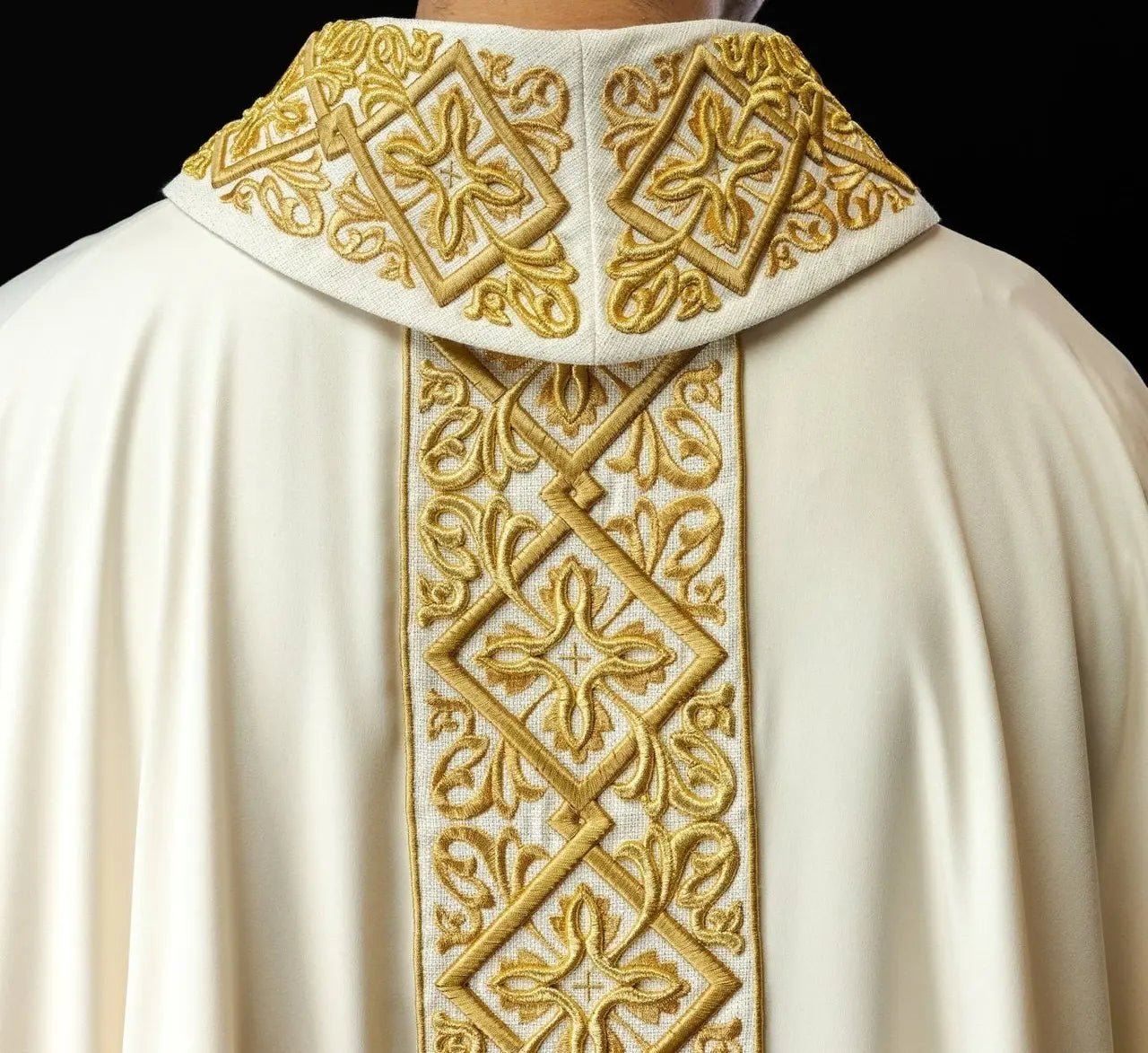 Chasuble richement brodée motif floral avec croix Écru