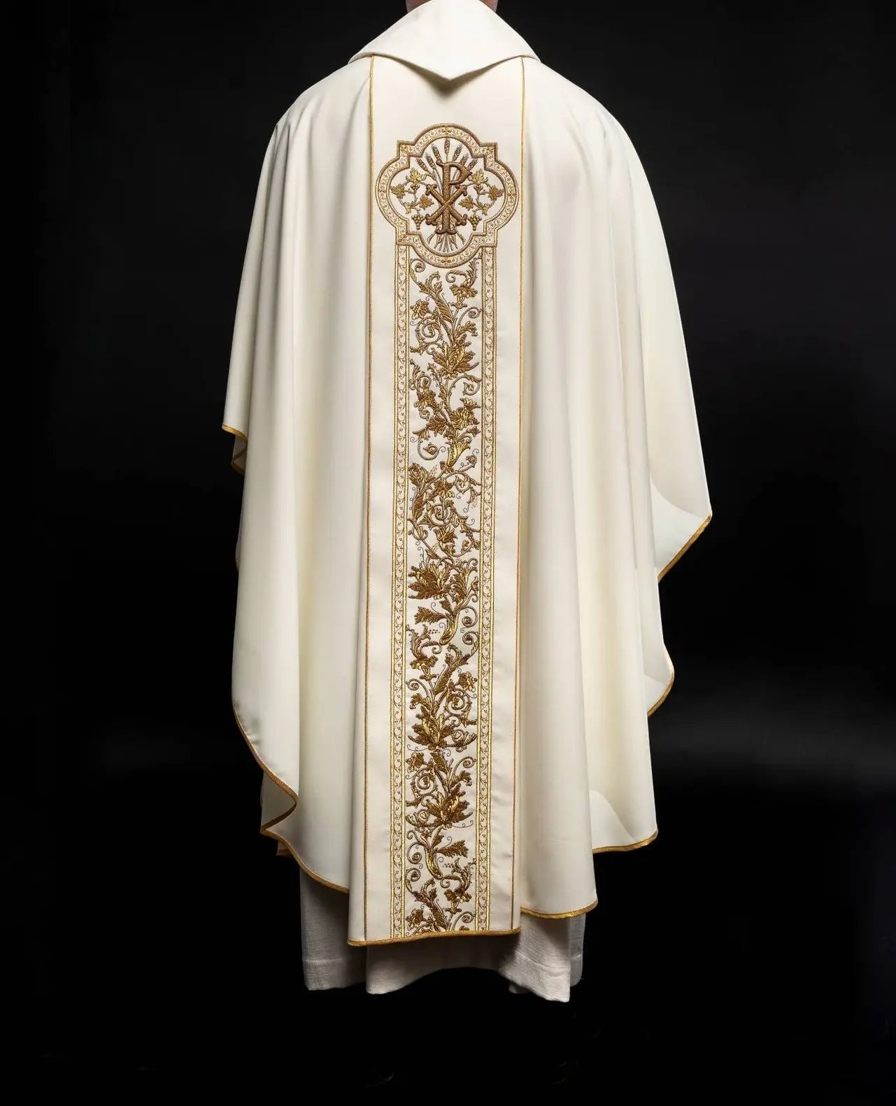 Chasuble richement brodée avec le symbole du Cœur de Jésus et PAX - Écru