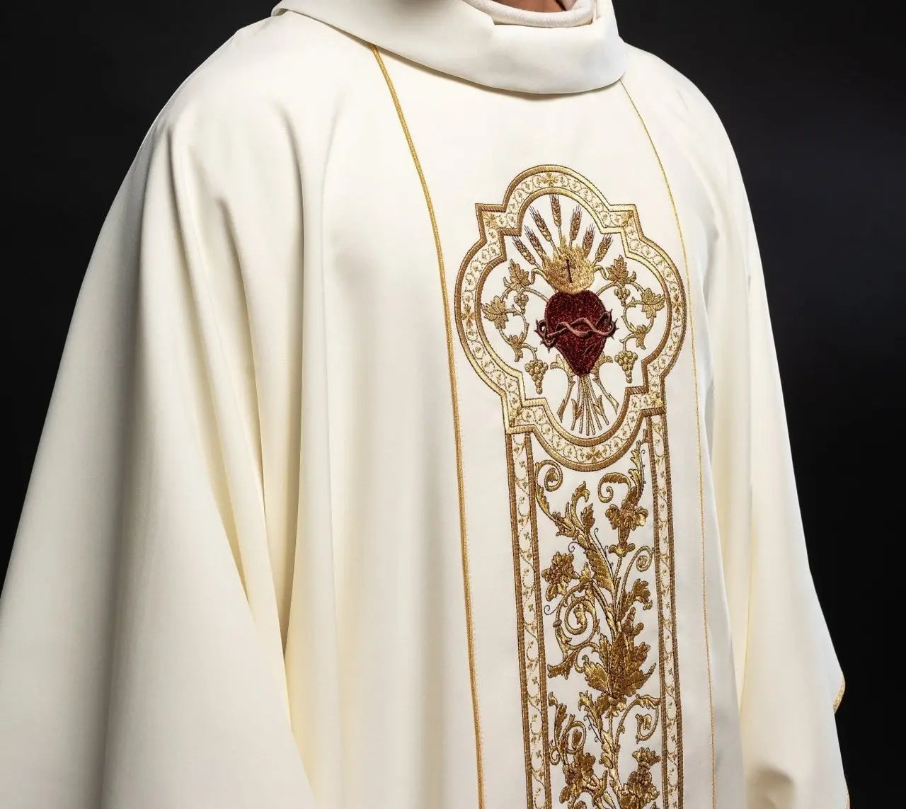Chasuble richly embroidered with the symbol of the Heart of Jesus and PAX - Ecru