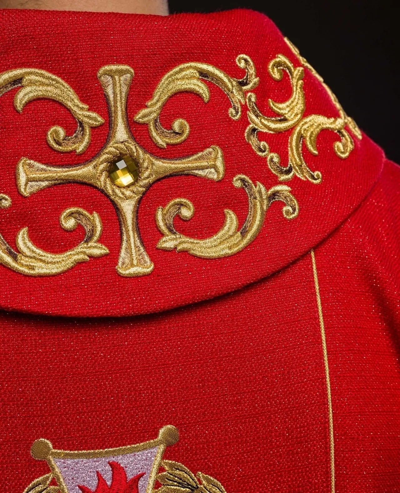 Chasuble richement brodée mettant en vedette Saint Florian