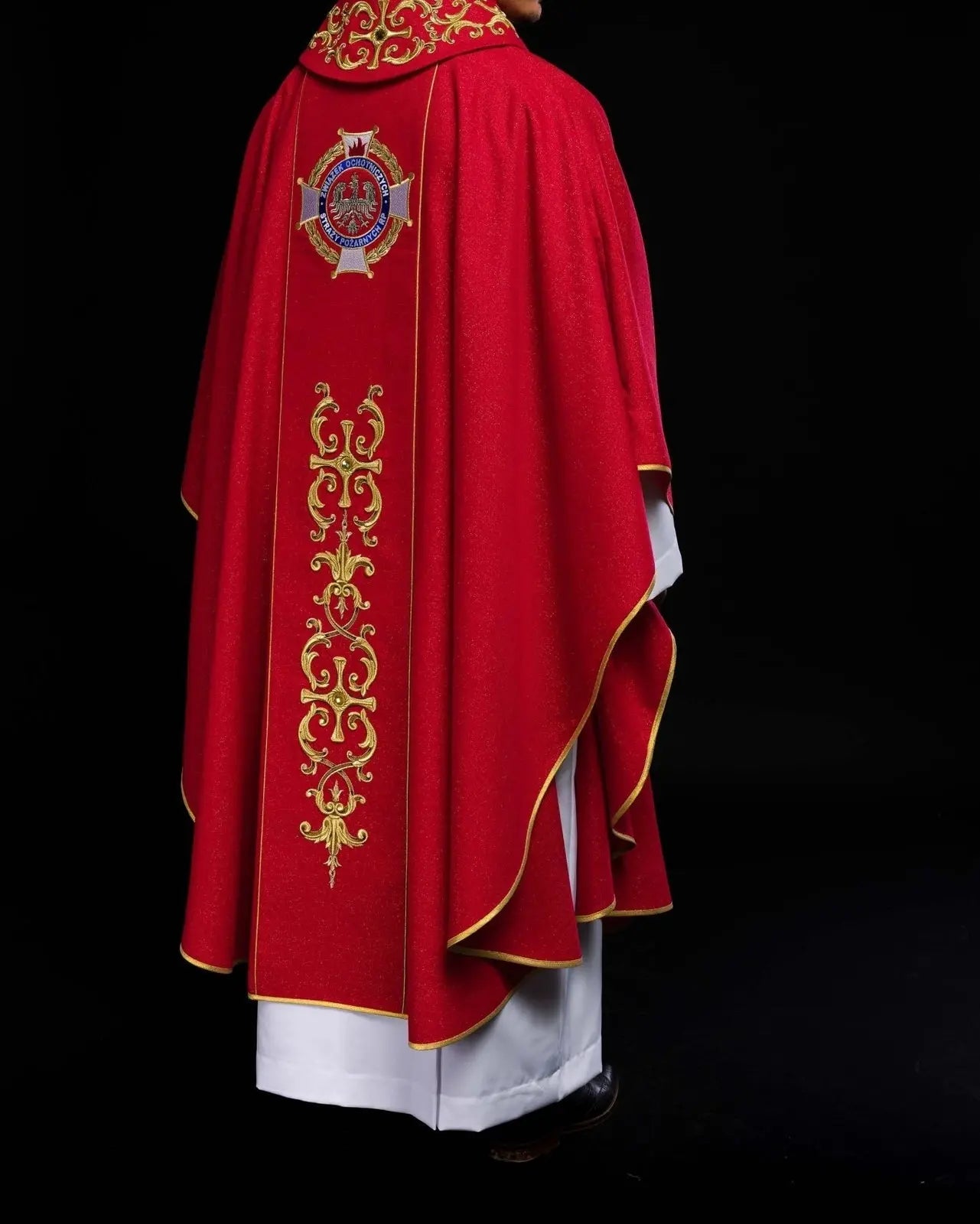 Chasuble richement brodée mettant en vedette Saint Florian
