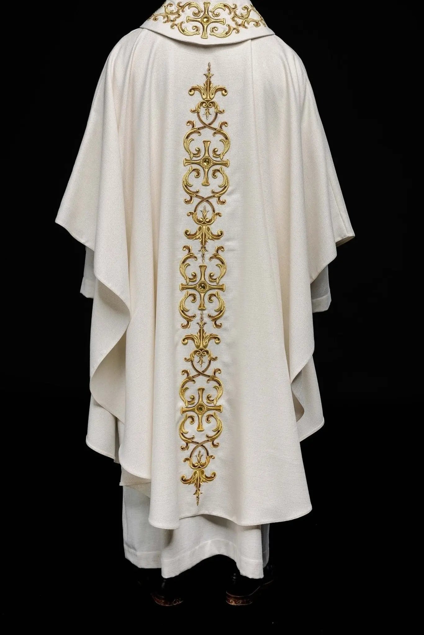Chasuble richement brodée de pierres
