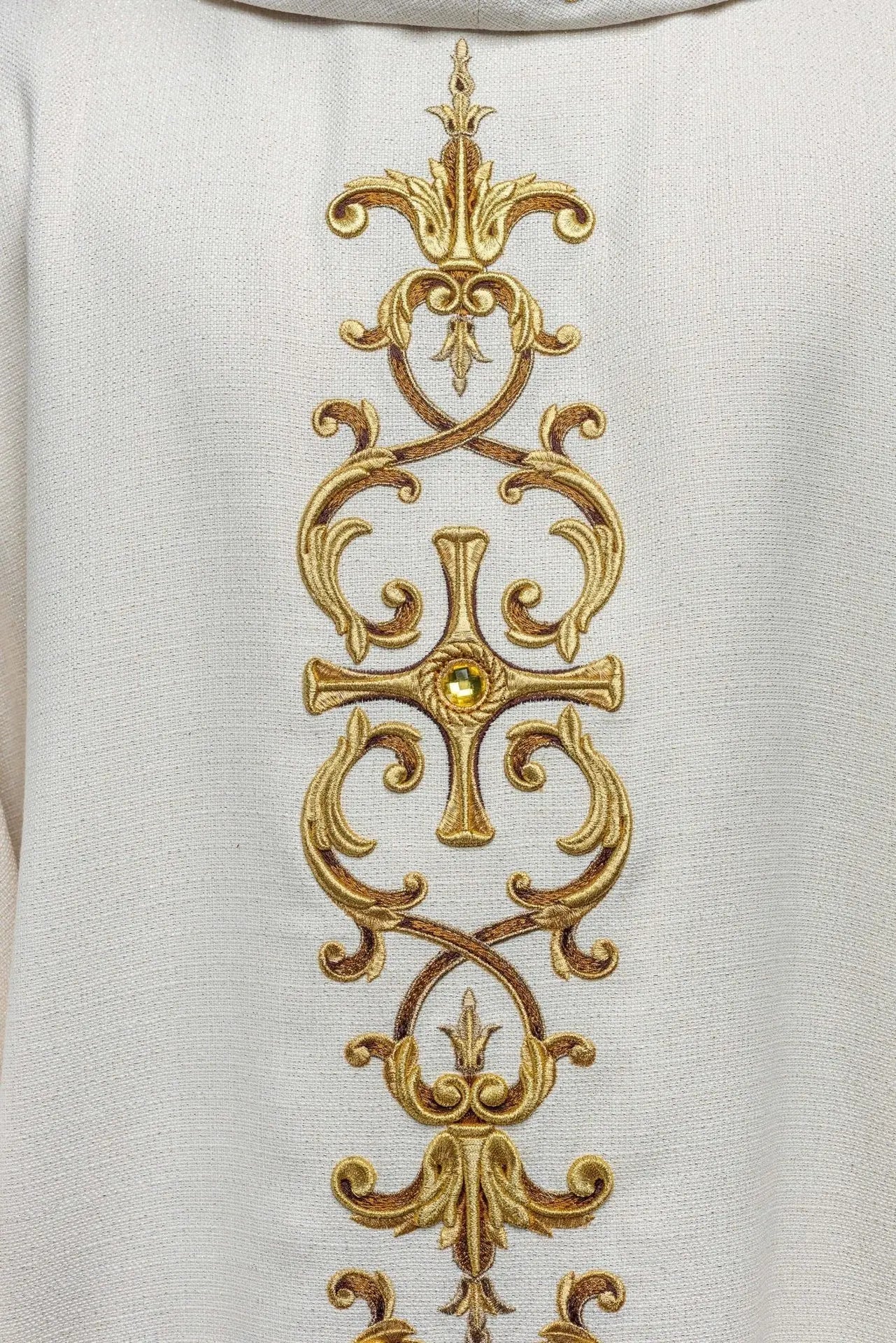 Chasuble richement brodée de pierres