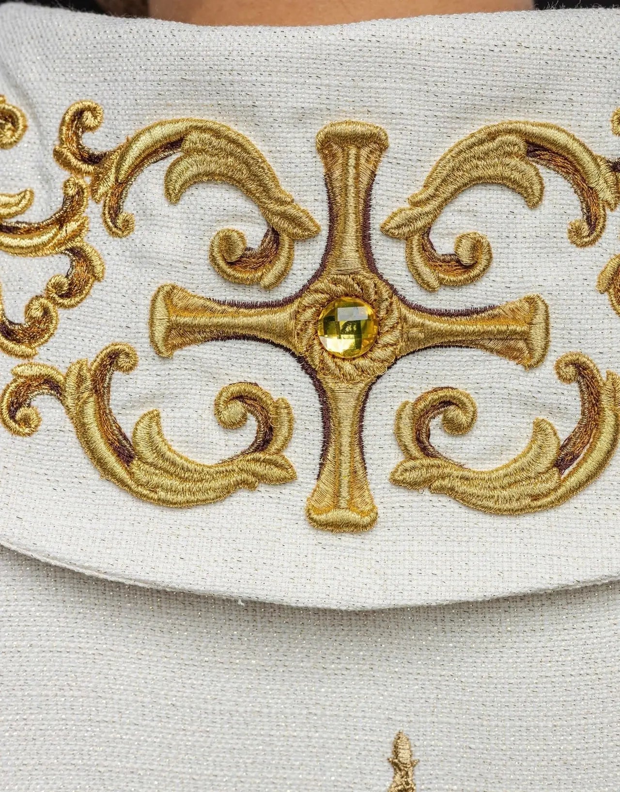 Chasuble richement brodée de pierres