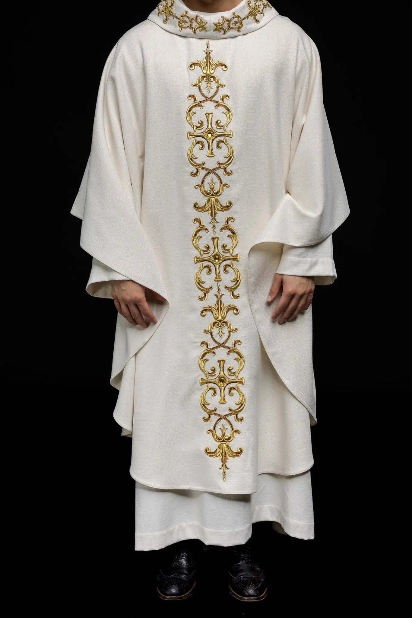 Chasuble richement brodée de pierres