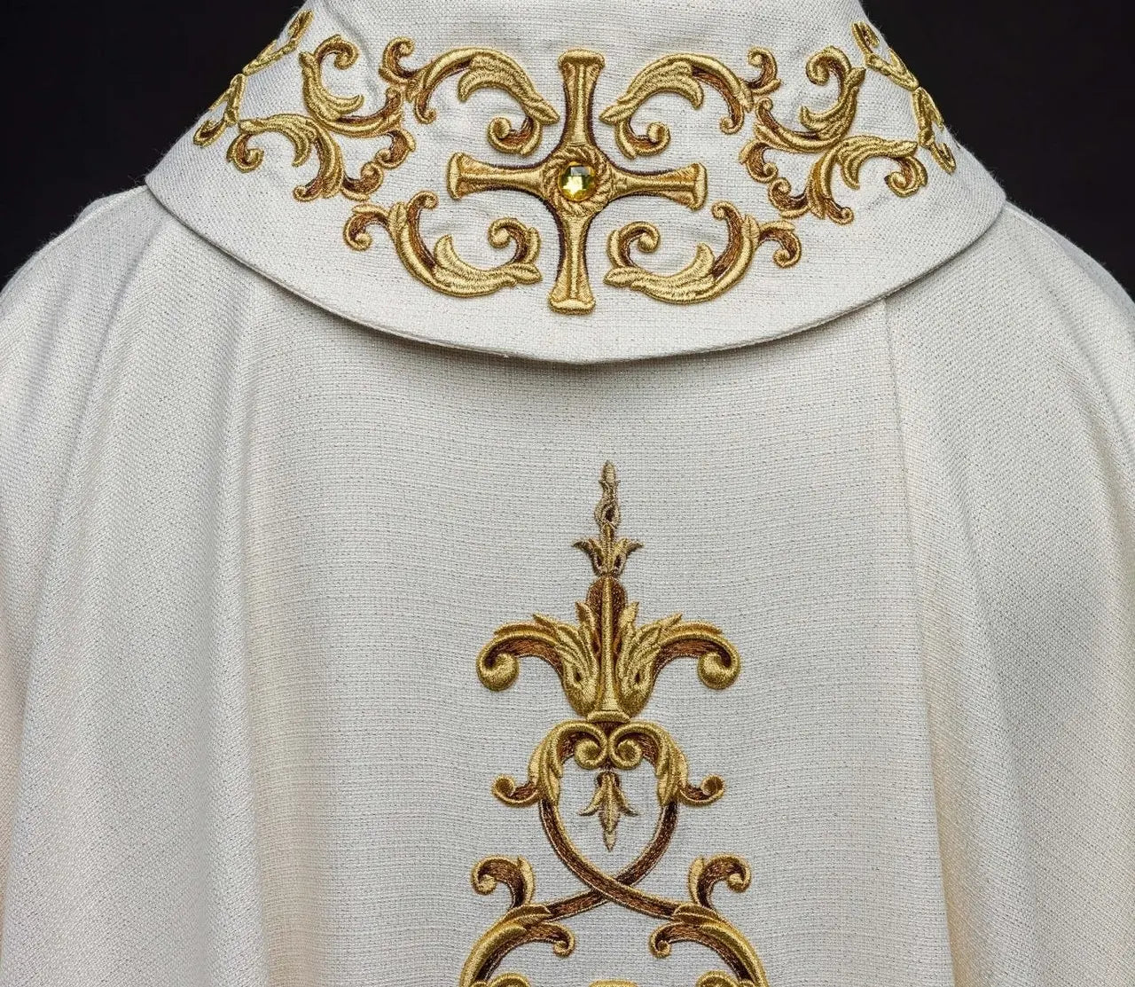 Chasuble richement brodée de pierres
