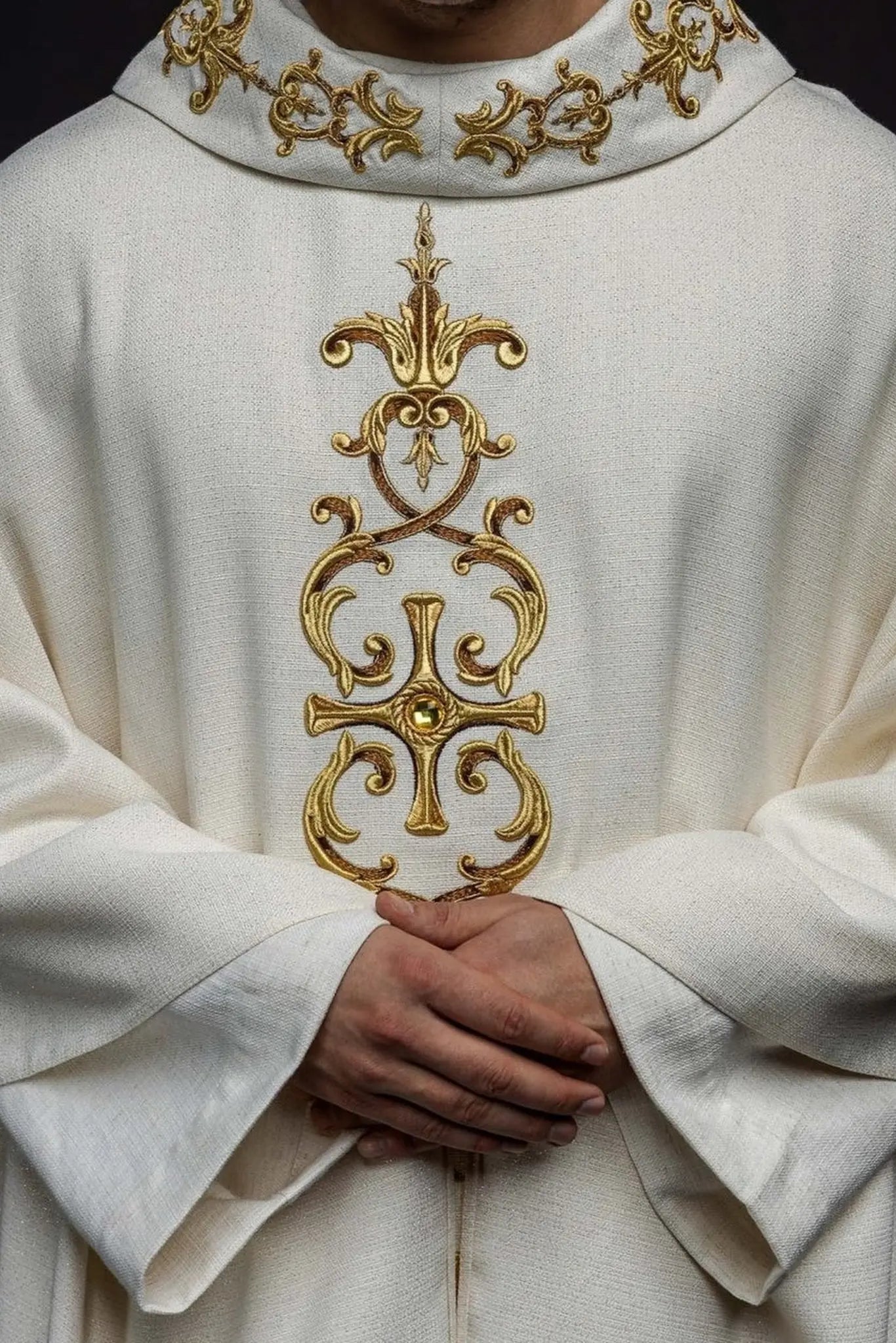 Chasuble richement brodée de pierres