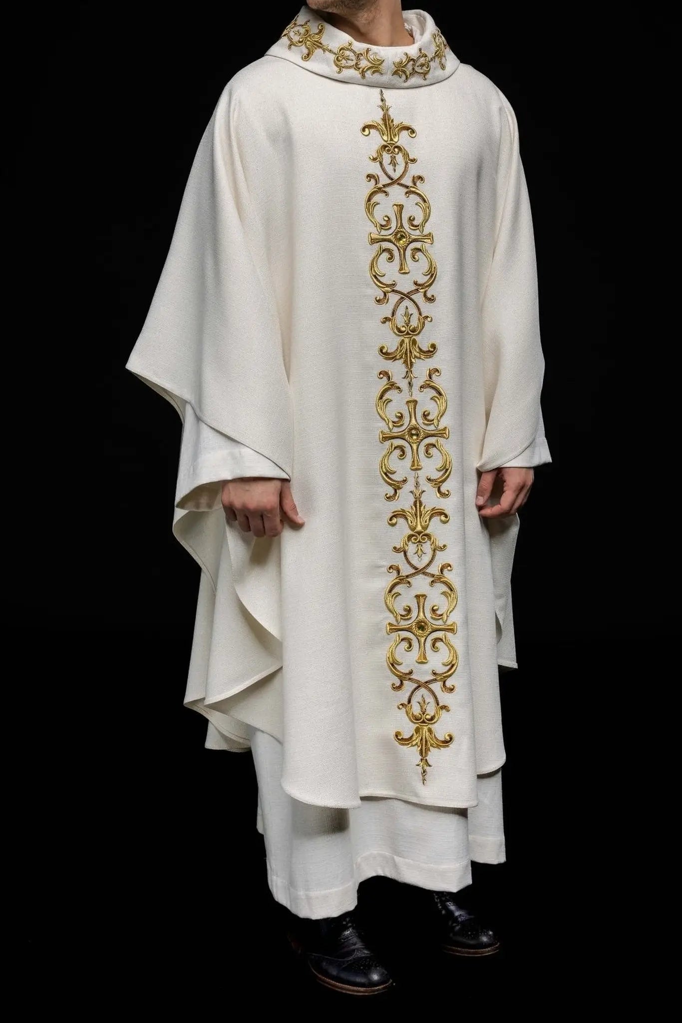 Chasuble richement brodée de pierres
