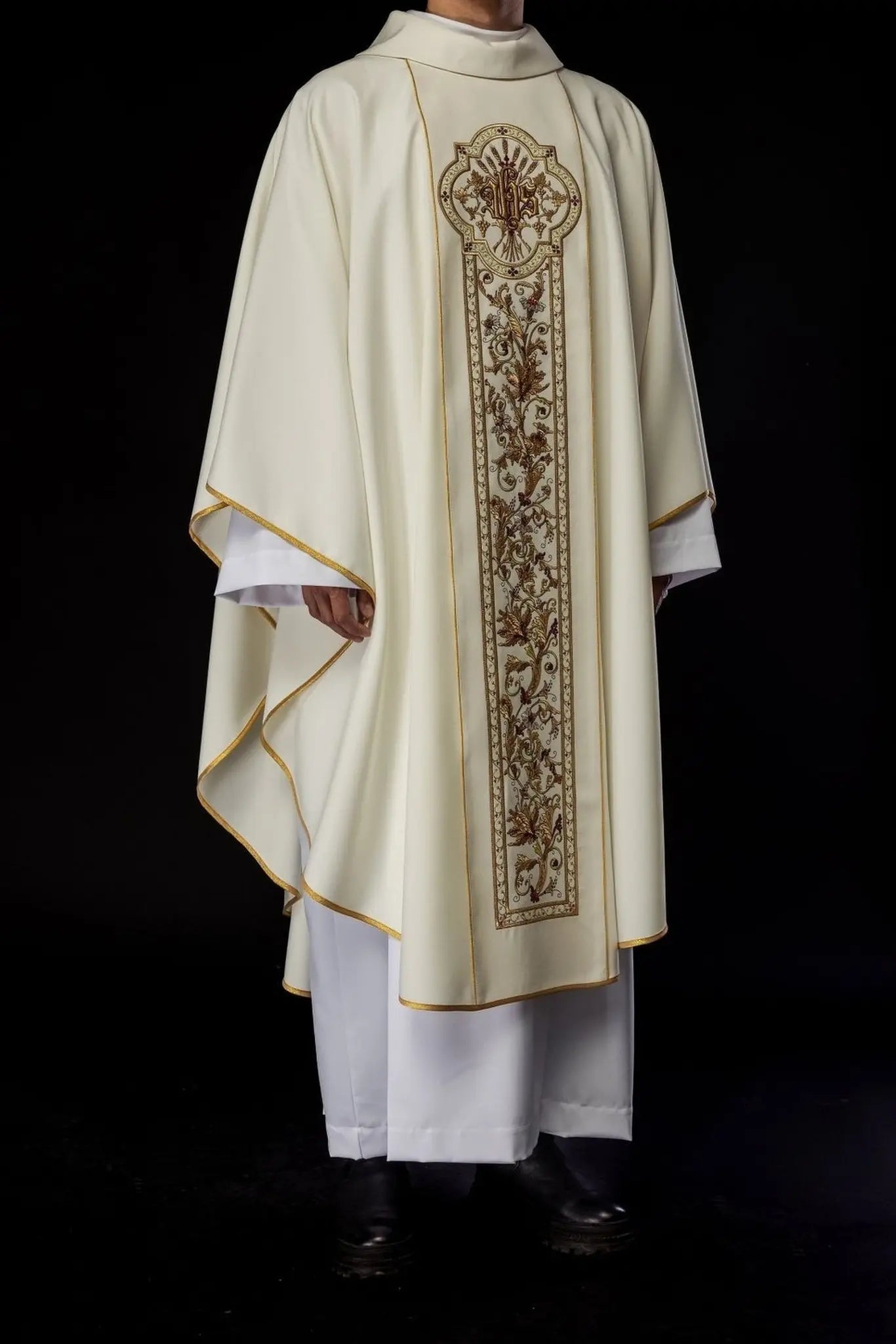 Chasuble richement décorée avec motif IHS en couleur écrue