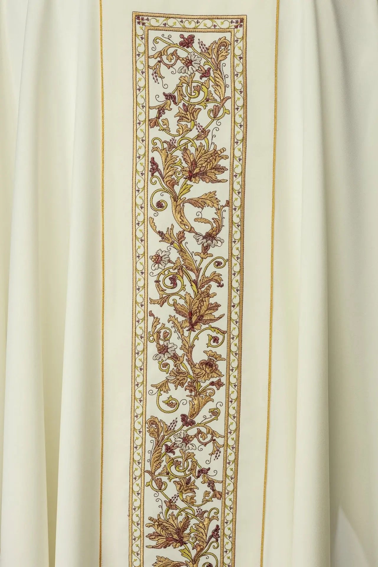 Chasuble richement décorée avec motif IHS en couleur écrue