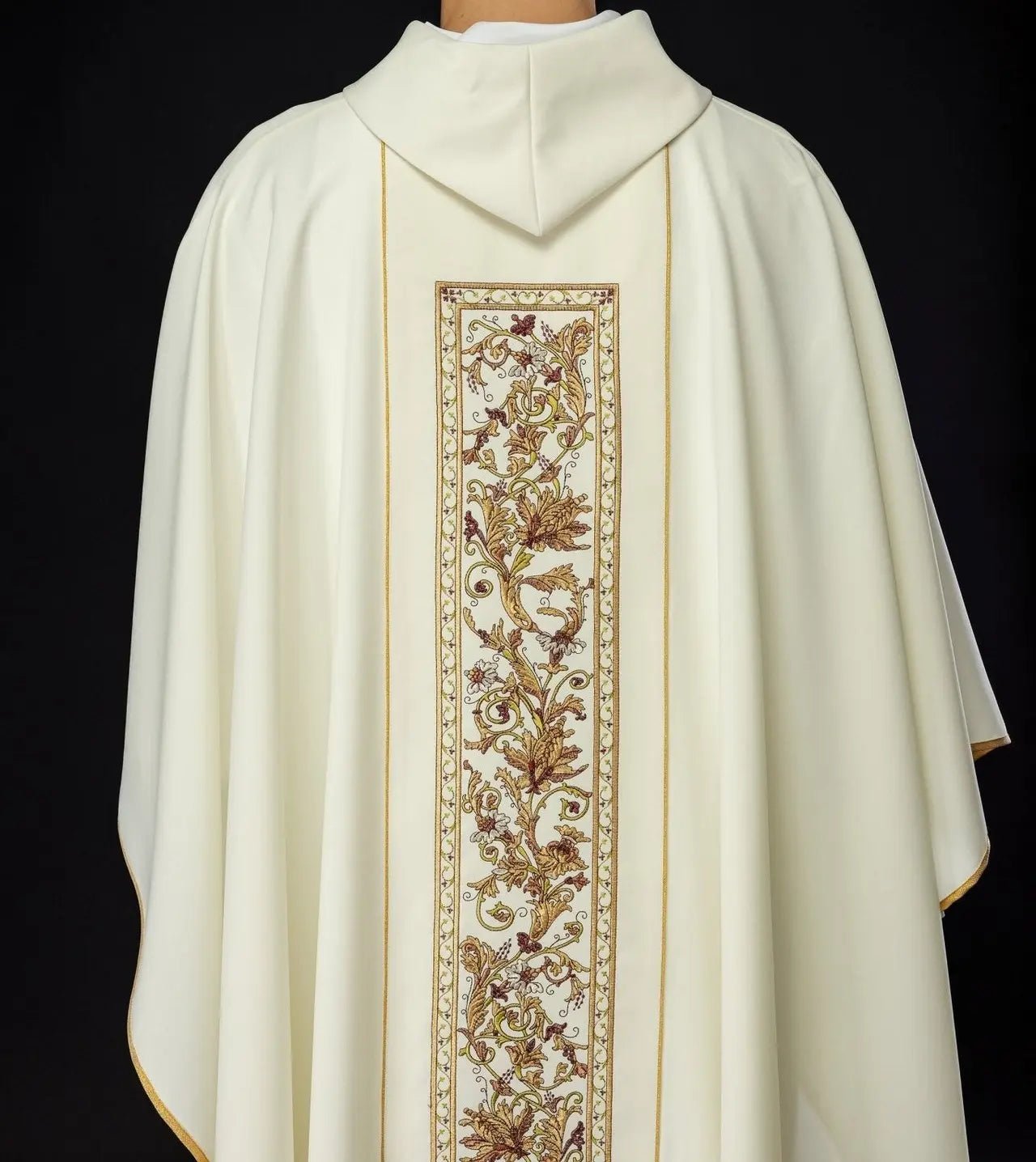 Chasuble richement décorée avec motif IHS en couleur écrue