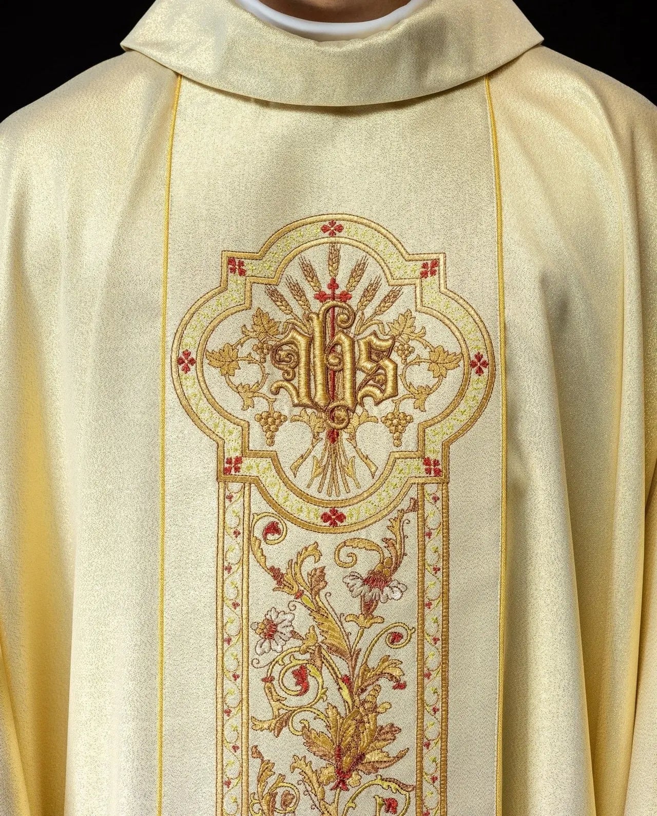 Chasuble richement décorée avec motif IHS en couleur or