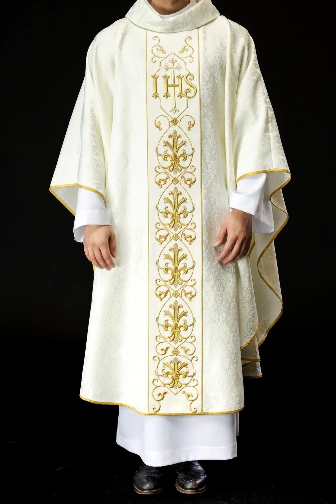 Chasuble écrue brodée sur tissu décoratif avec symbole IHS