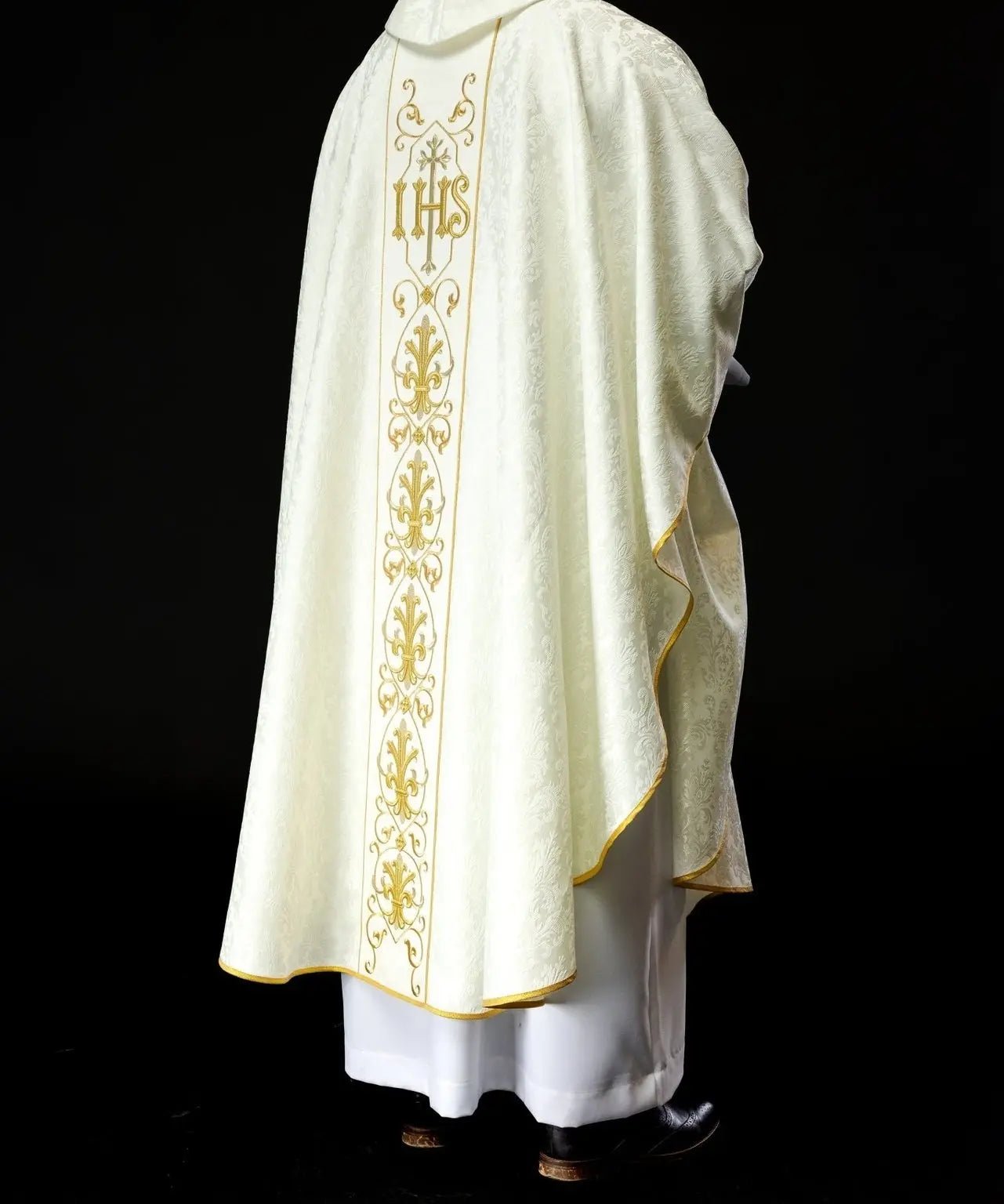Chasuble écrue brodée sur tissu décoratif avec symbole IHS
