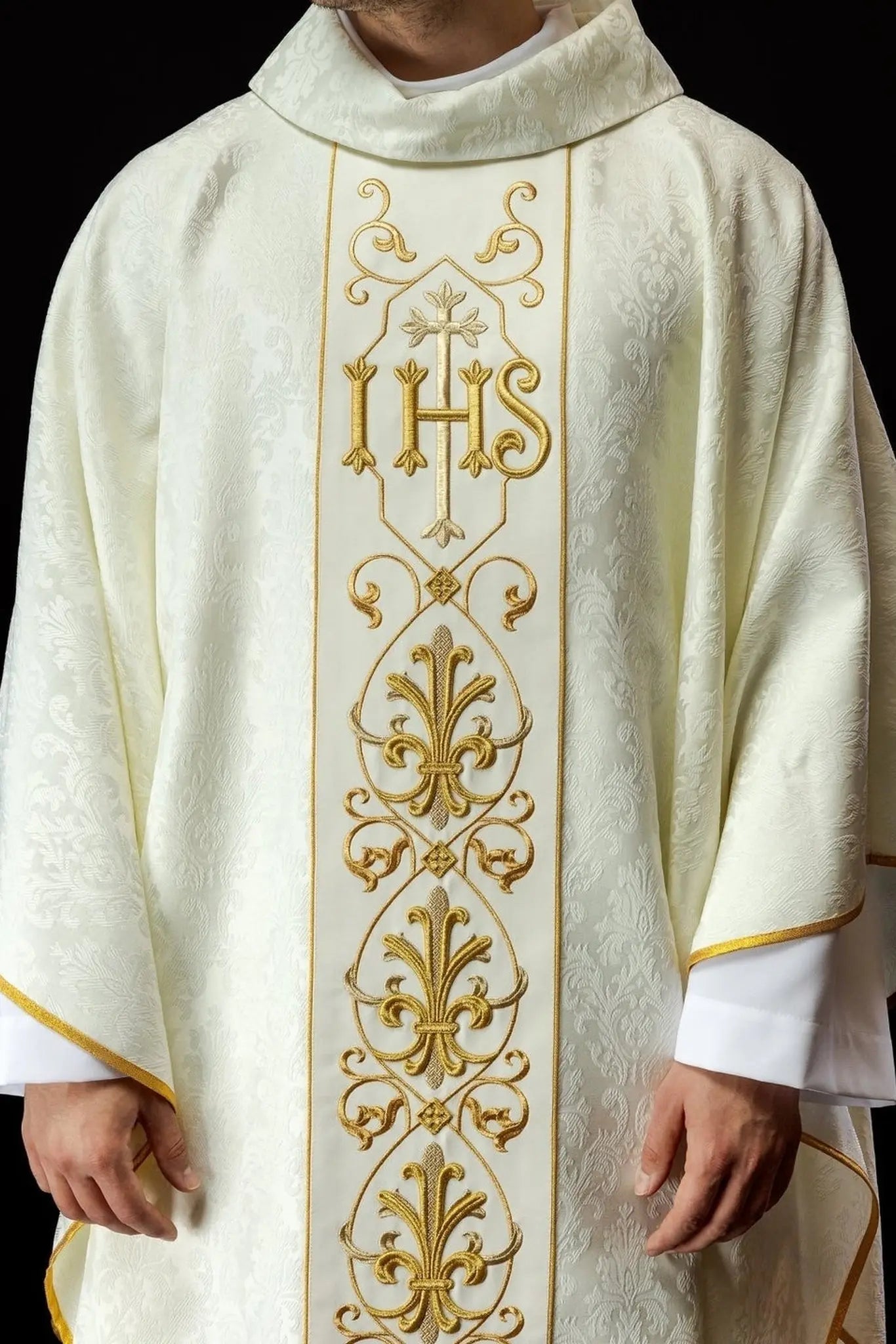 Chasuble écrue brodée sur tissu décoratif avec symbole IHS