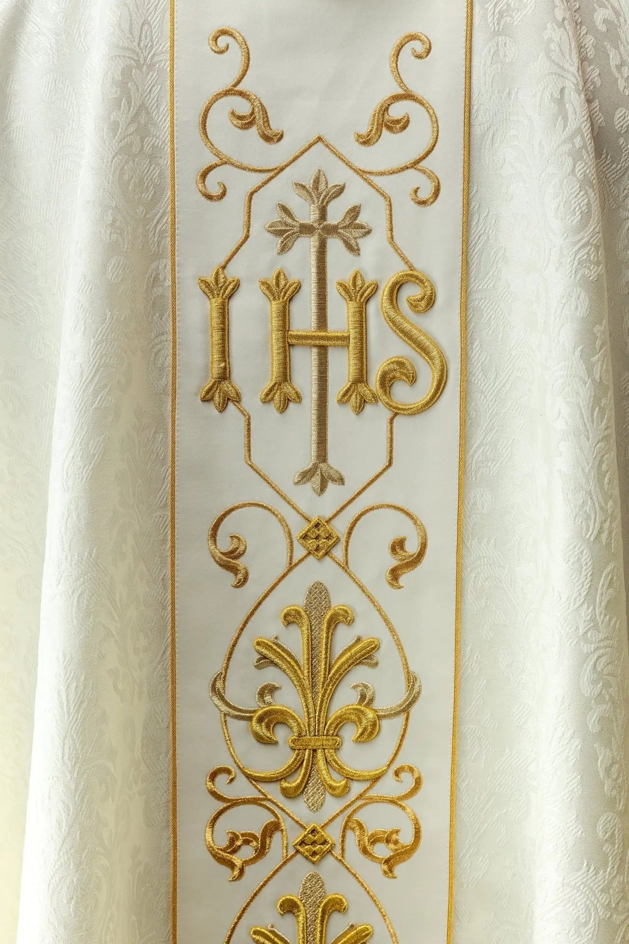 Chasuble écrue brodée sur tissu décoratif avec symbole IHS