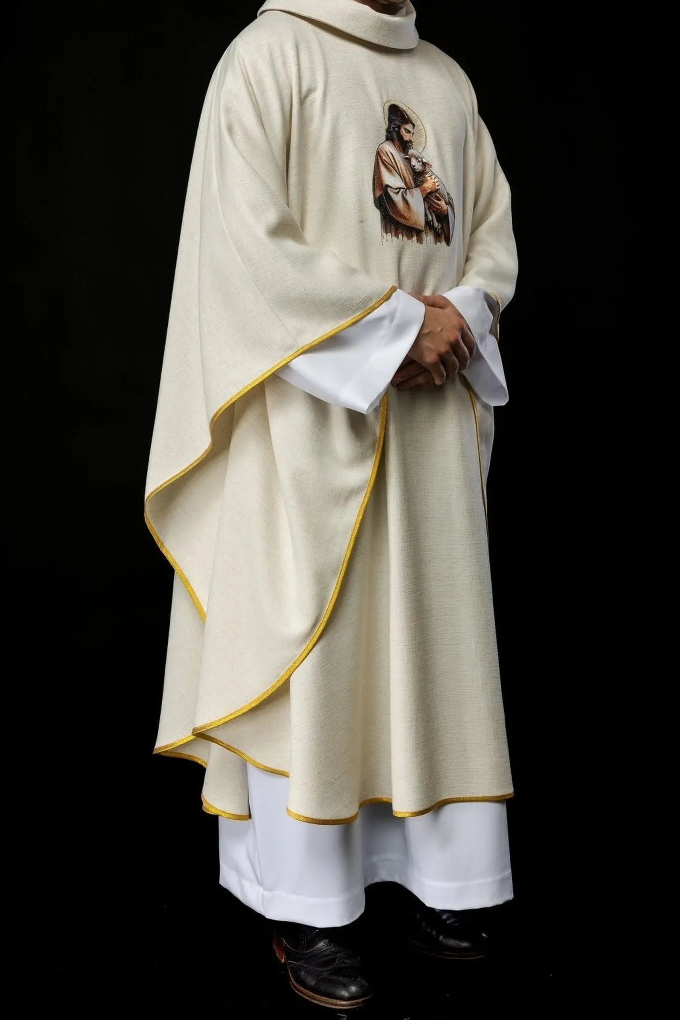 Chasuble écrue avec l'image de Jésus le Bon Pasteur avec l'Agneau
