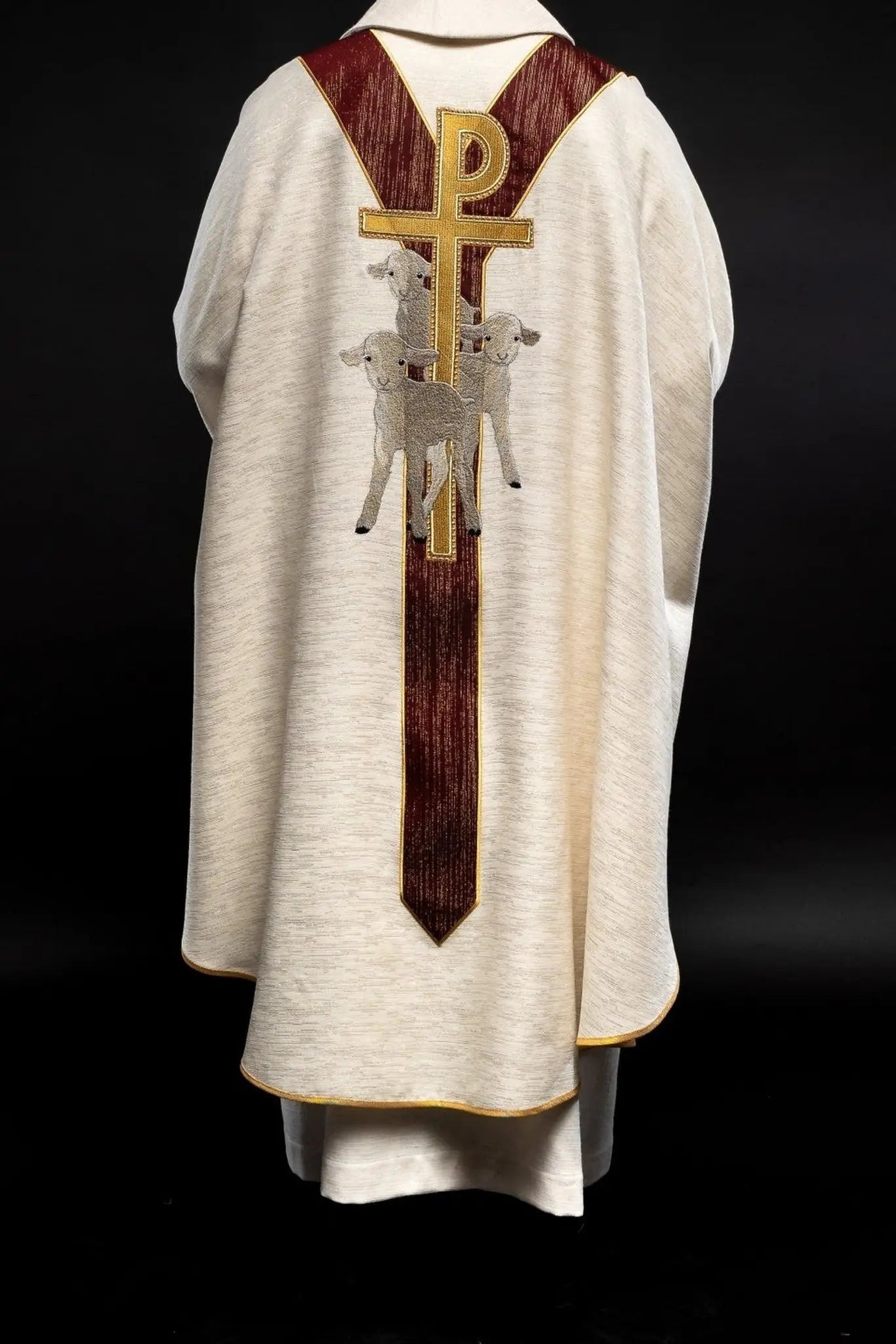 Chasuble écrue avec l'image de Jésus le Bon Pasteur avec une bande décorative bordeaux